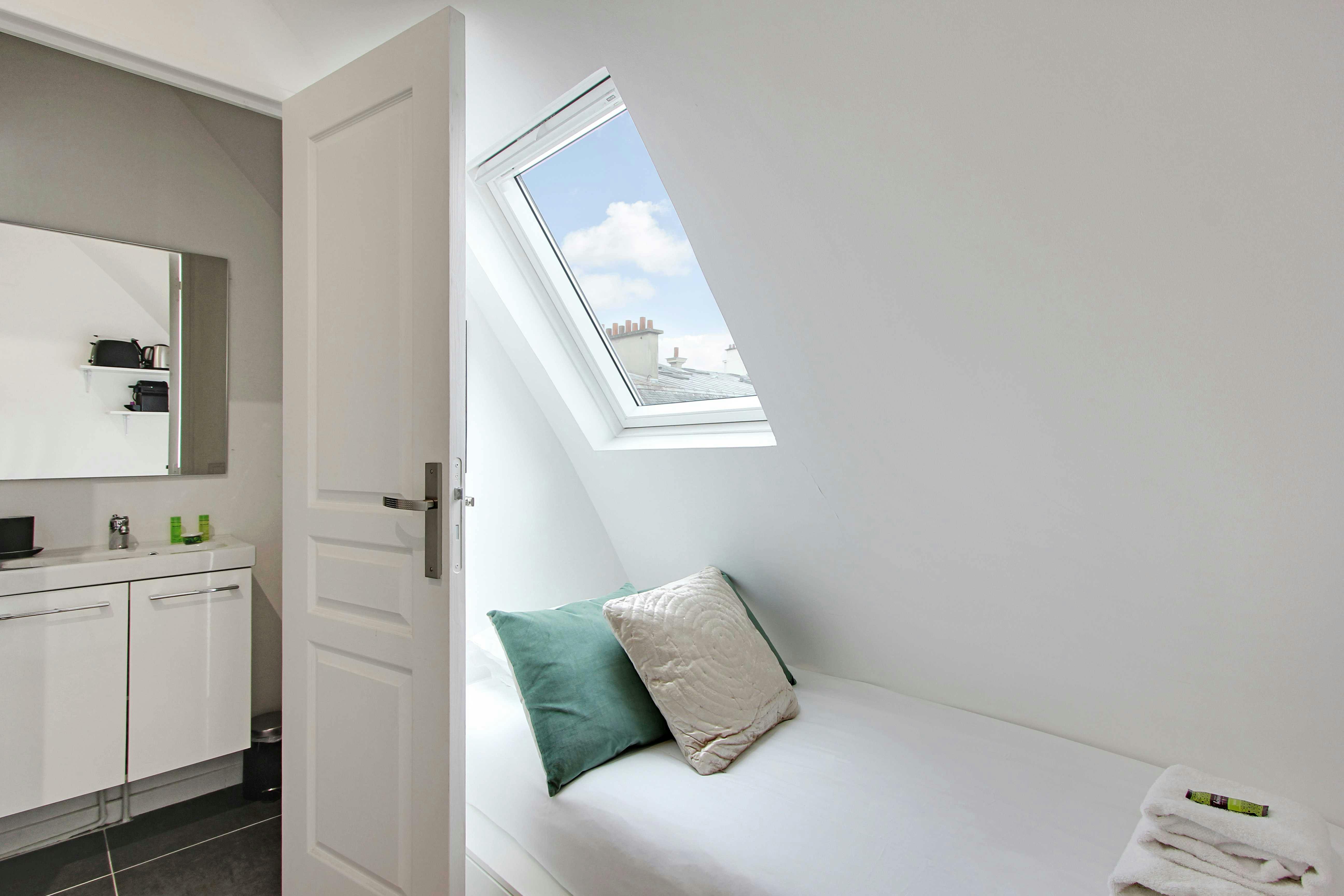 Studio for rent for €1,094 per month in Paris, Avenue Raymond Poincaré