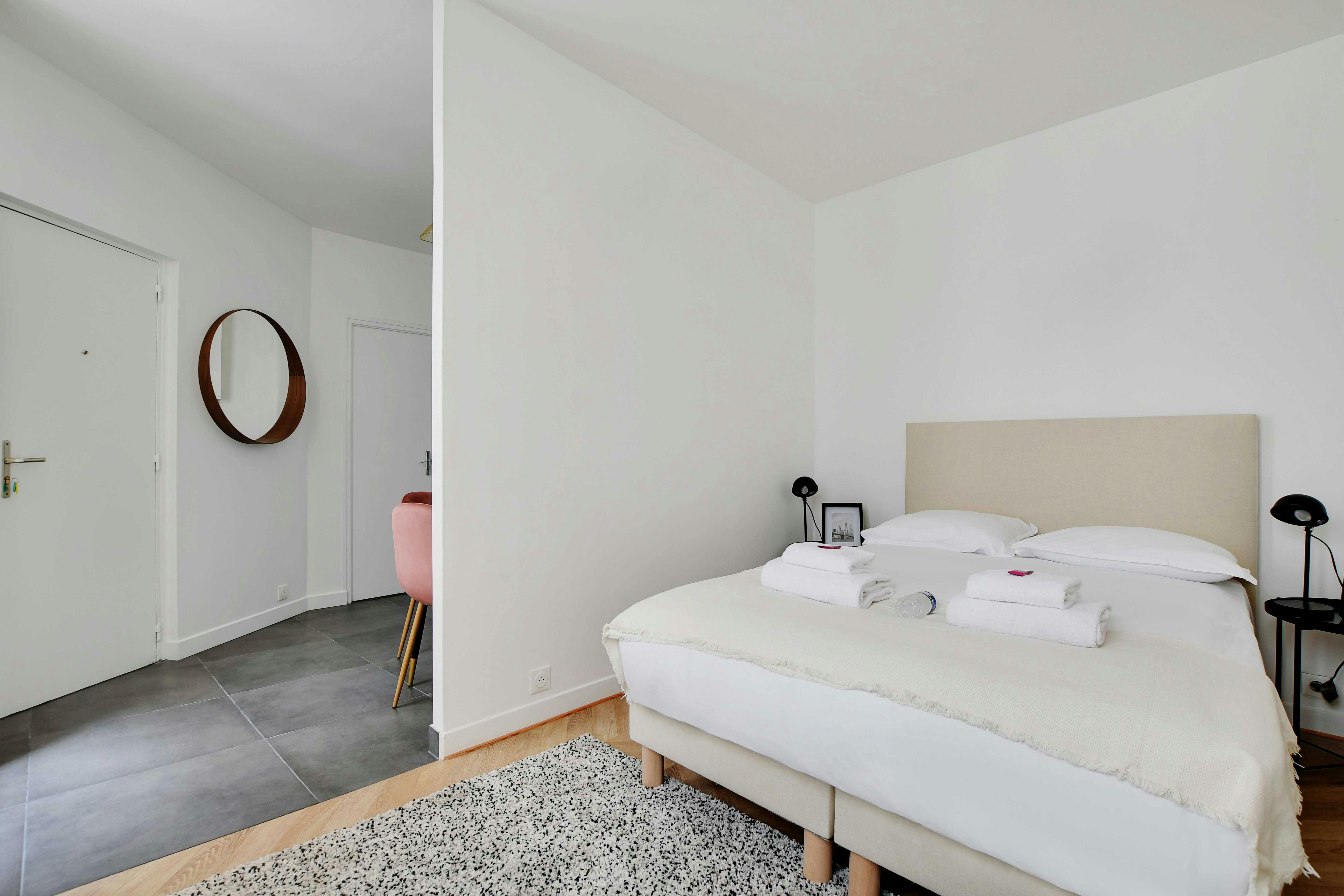 Studio for rent for €1,610 per month in Paris, Rue des Pyrénées