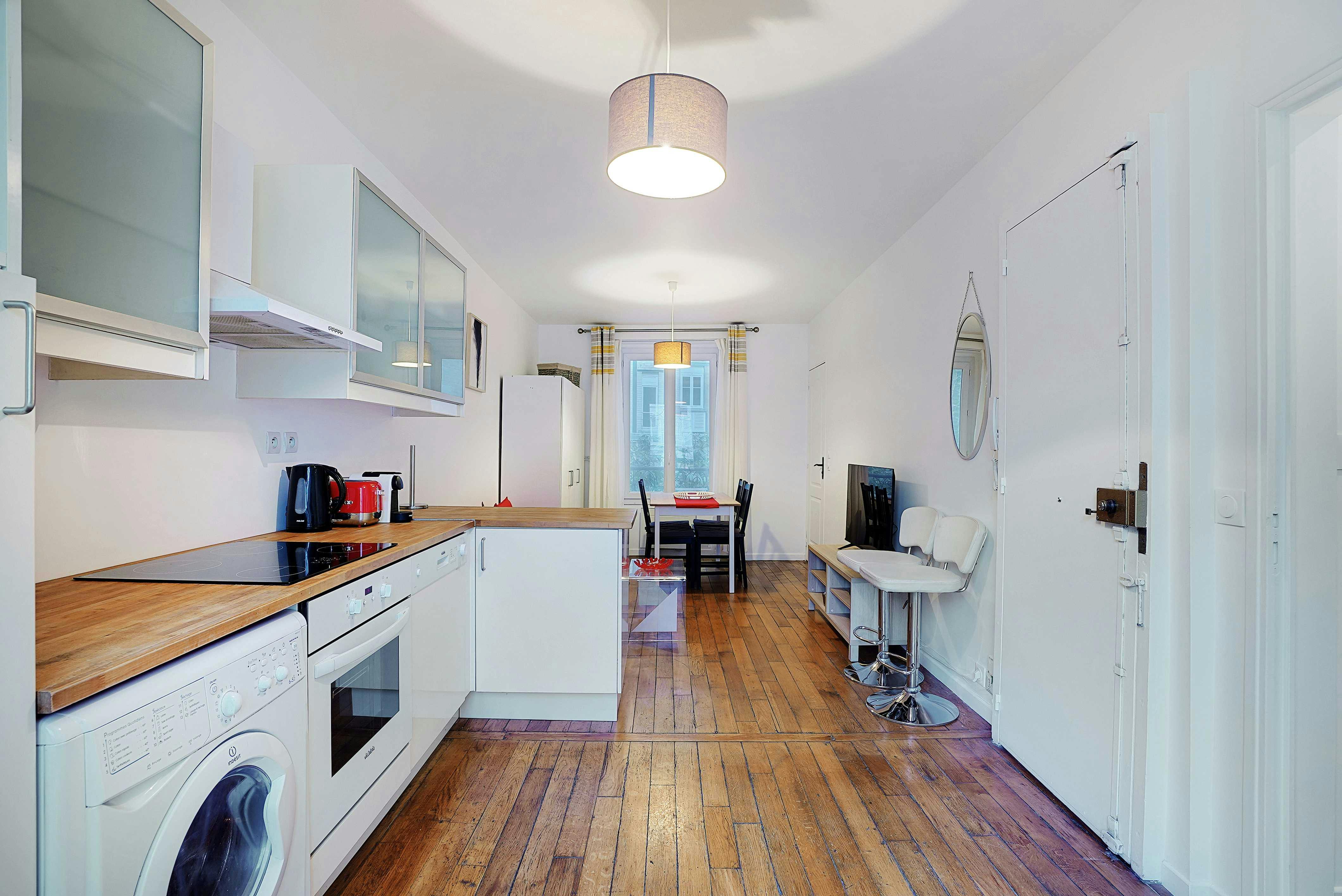 Apartment for rent for €2,679 per month in Paris, Avenue de Versailles