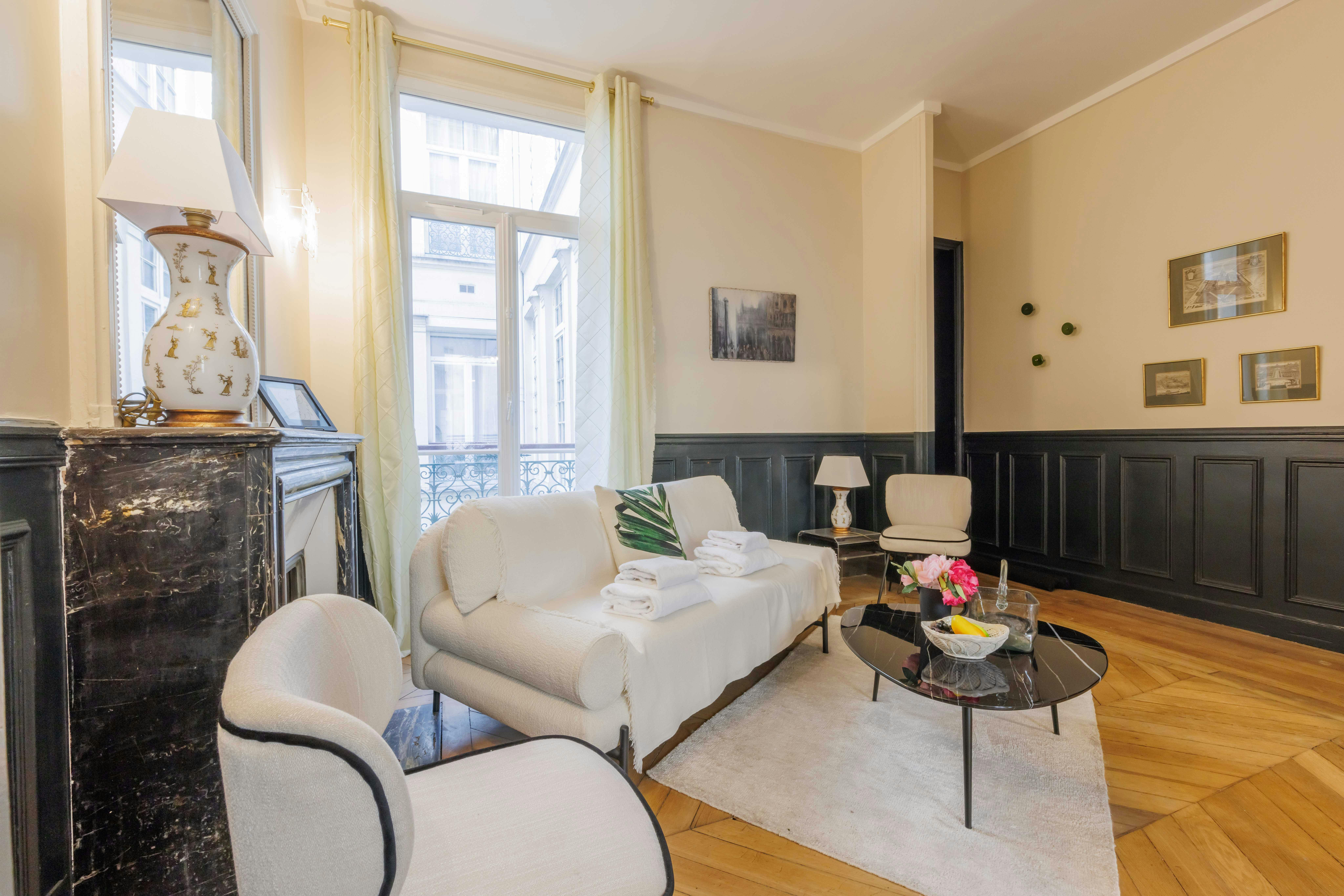 Apartment for rent for €5,244 per month in Paris, Rue Montmartre