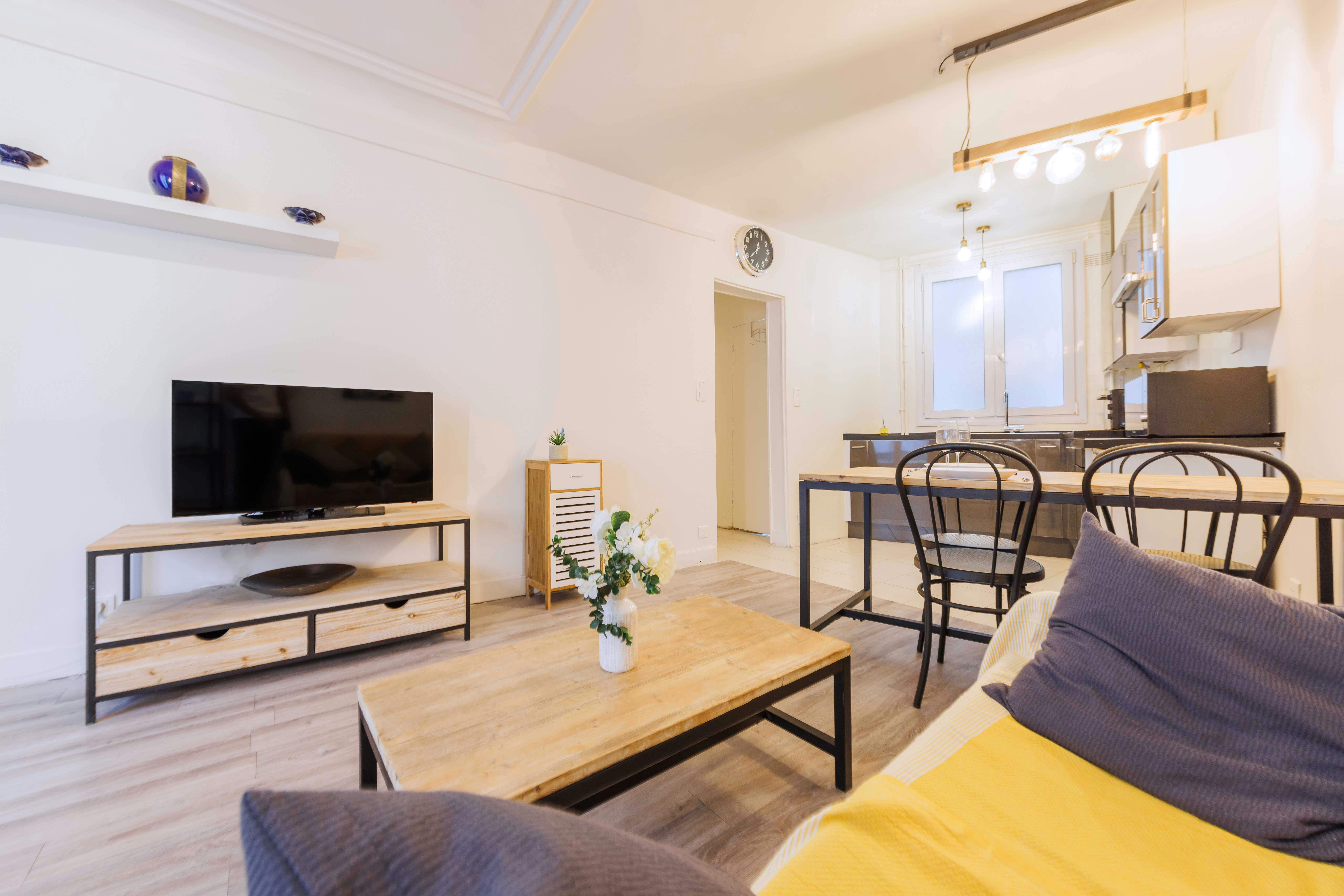Apartment for rent for €2,098 per month in Paris, Rue de Marseille
