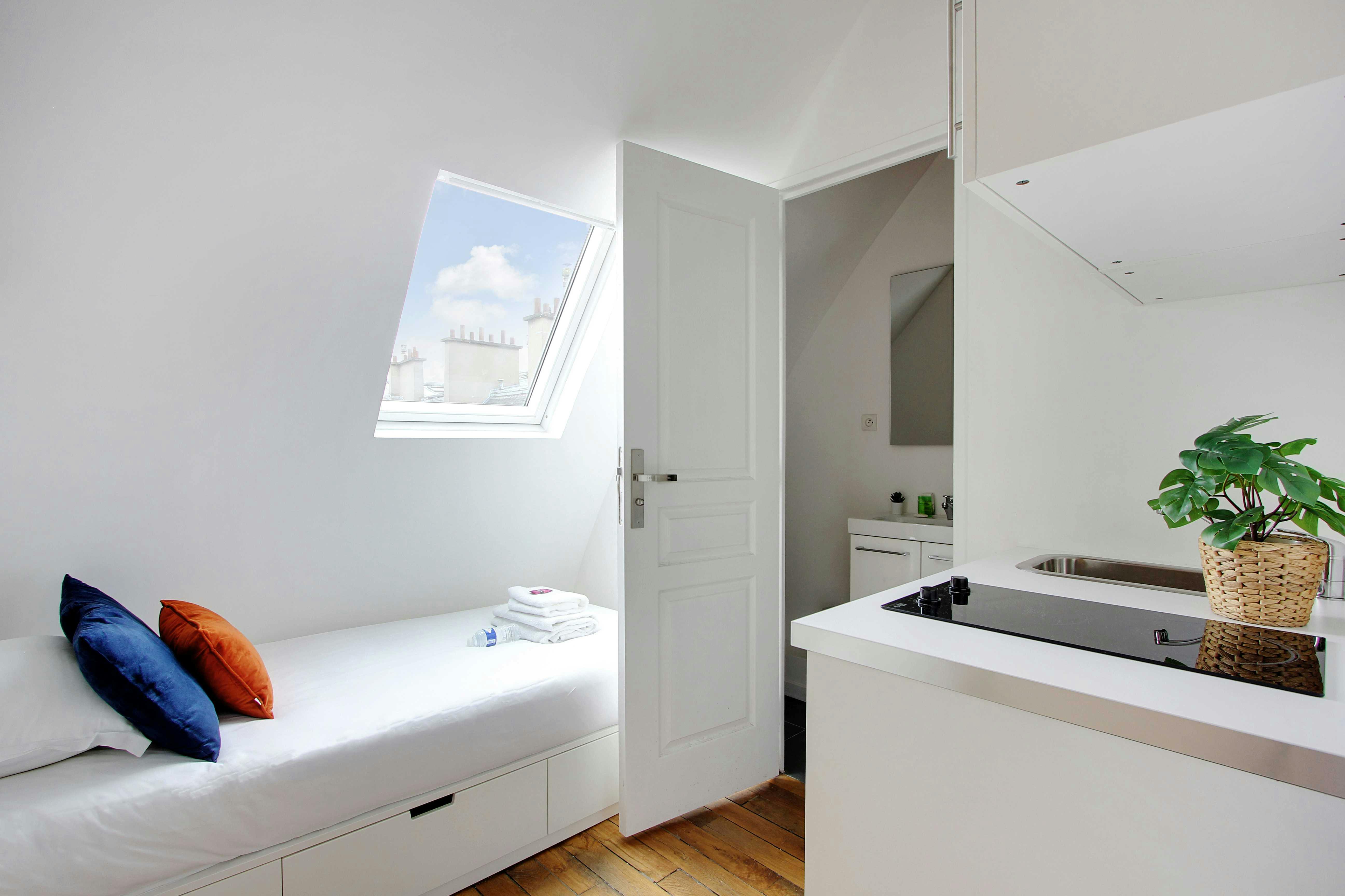 Studio for rent for €1,094 per month in Paris, Avenue Raymond Poincaré