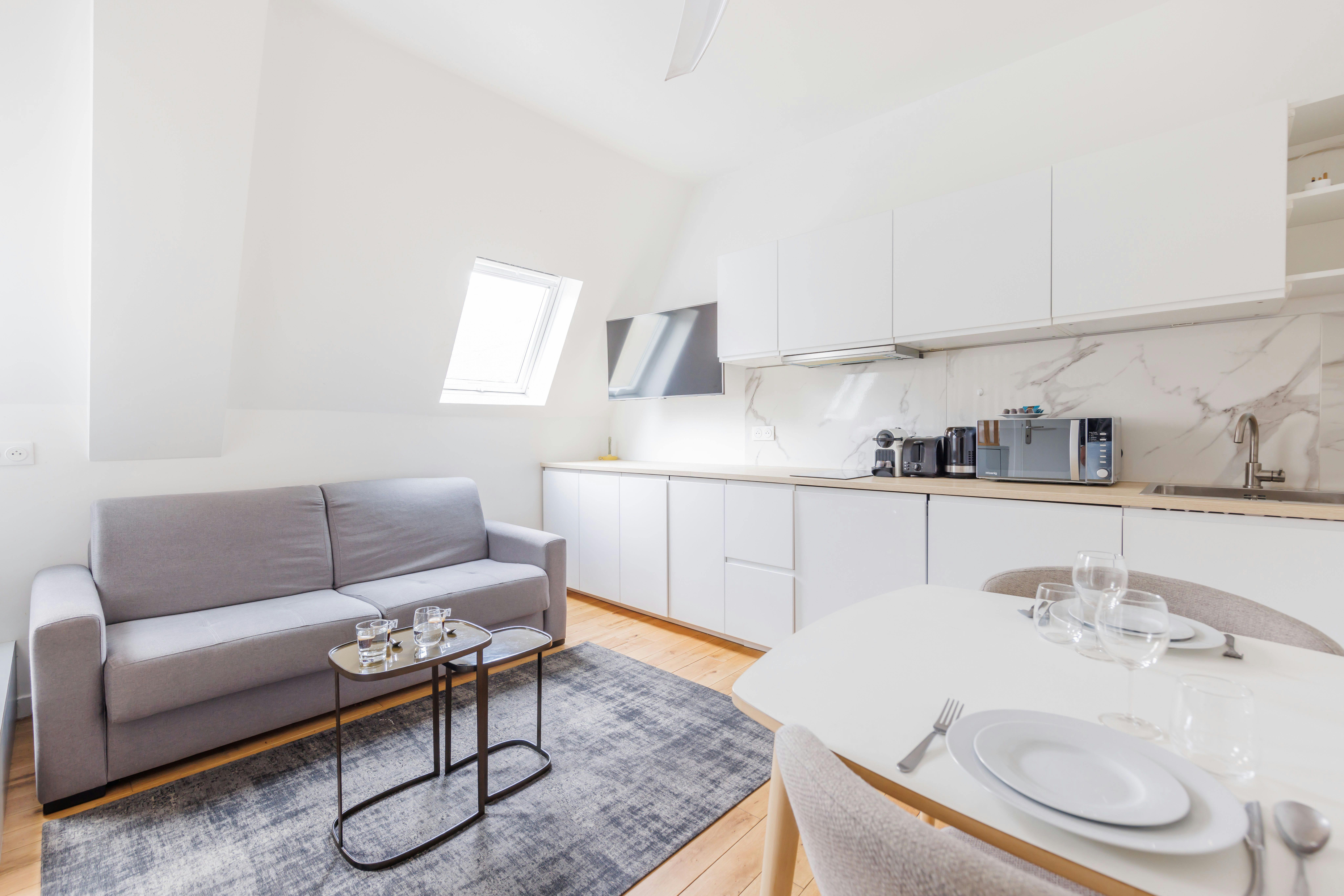 Apartment for rent for €2,041 per month in Paris, Rue Arsène Houssaye