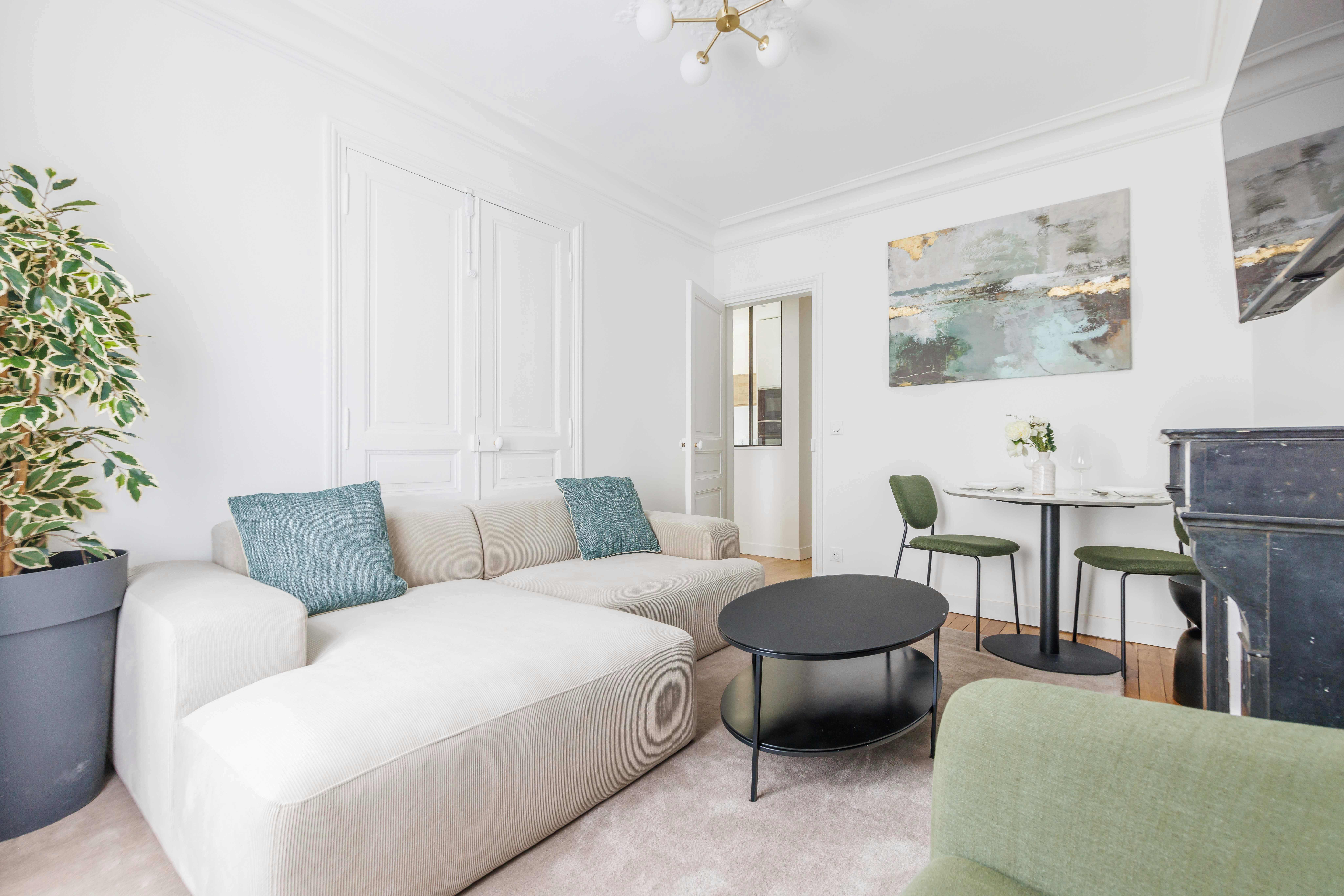 Apartment for rent for €2,679 per month in Paris, Rue de Sofia