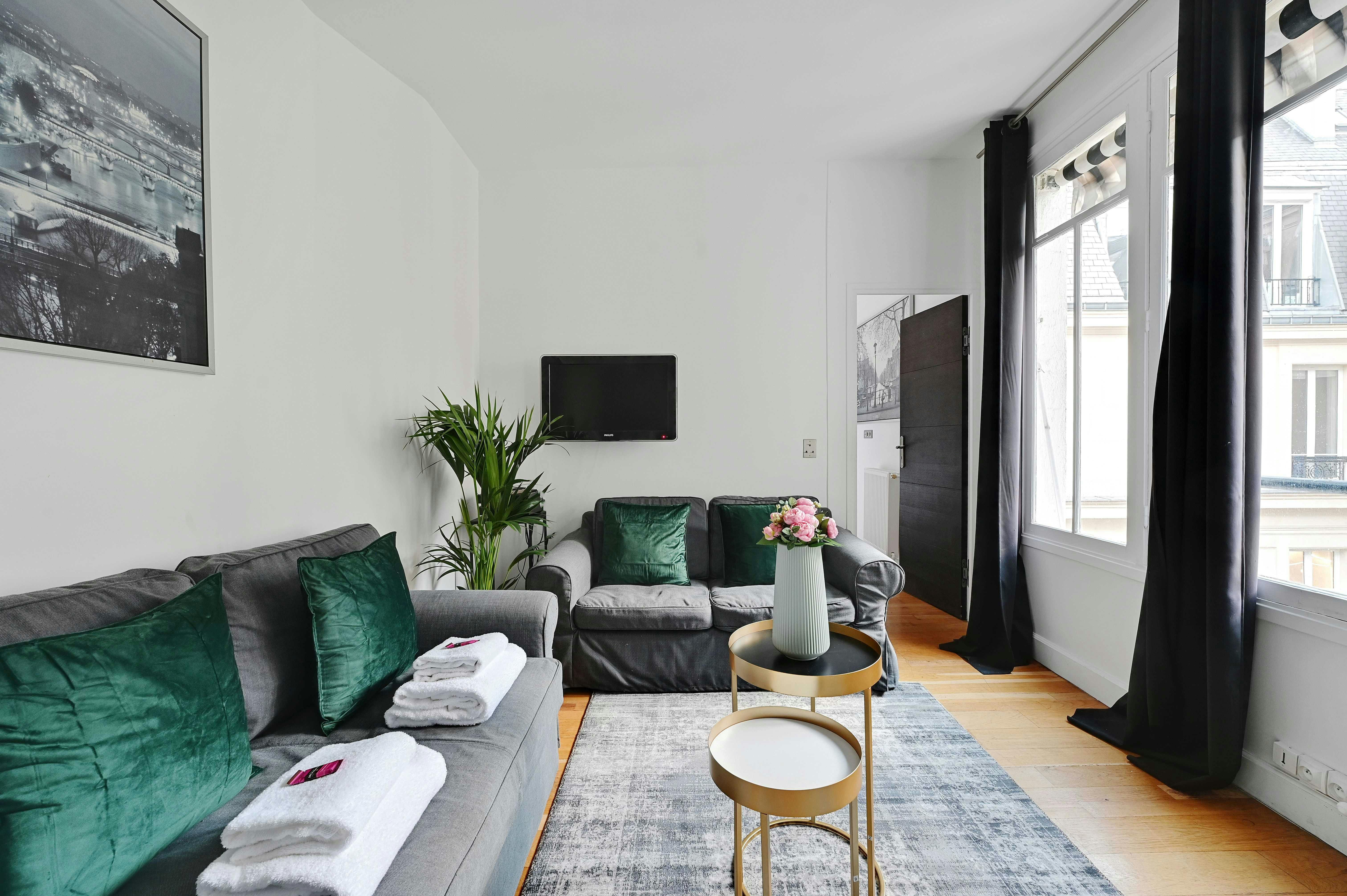 Apartment for rent for €3,990 per month in Paris, Rue Jean Mermoz