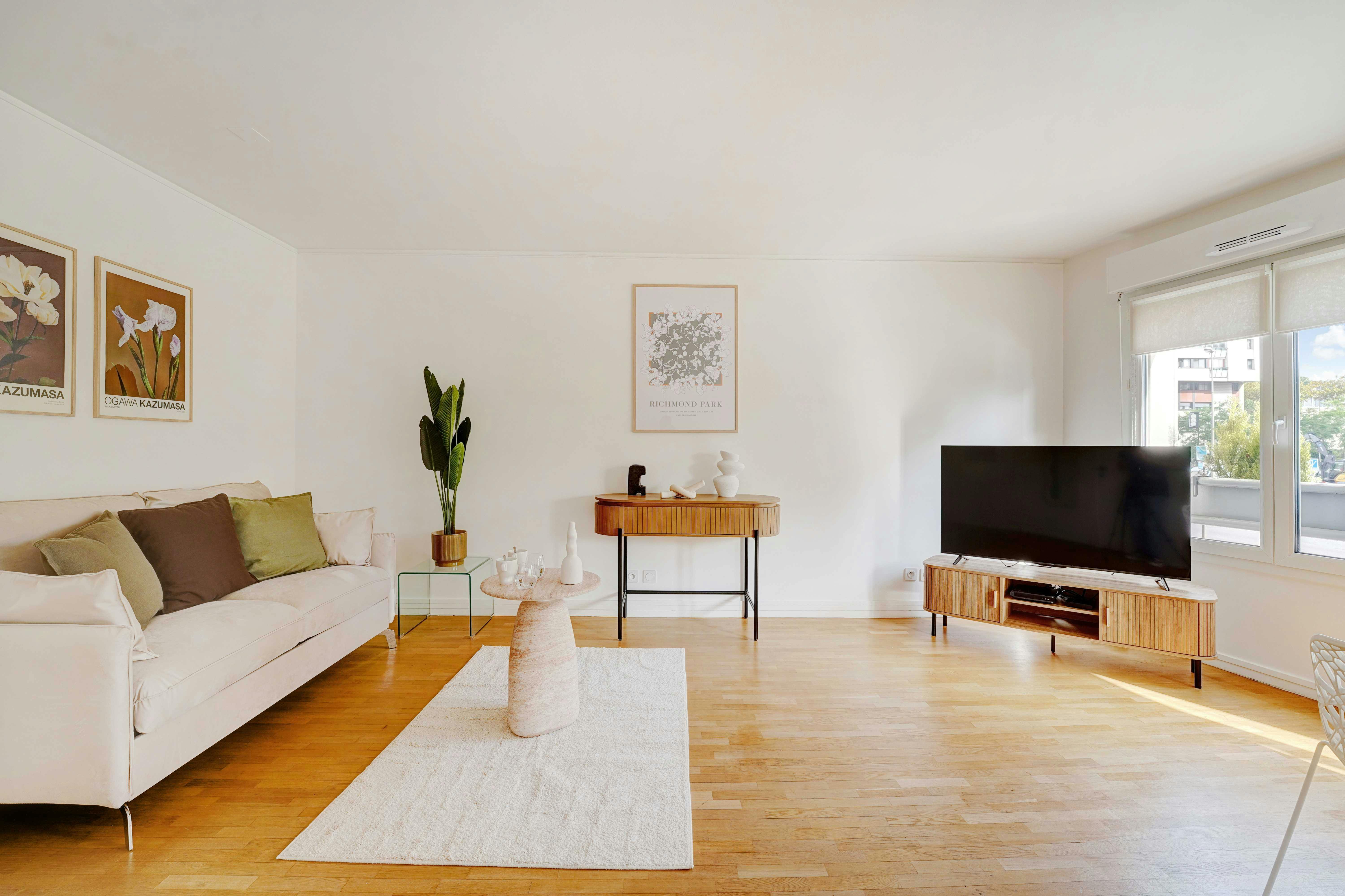 Apartment for rent for €2,822 per month in Suresnes, Rue Pierre Dupont