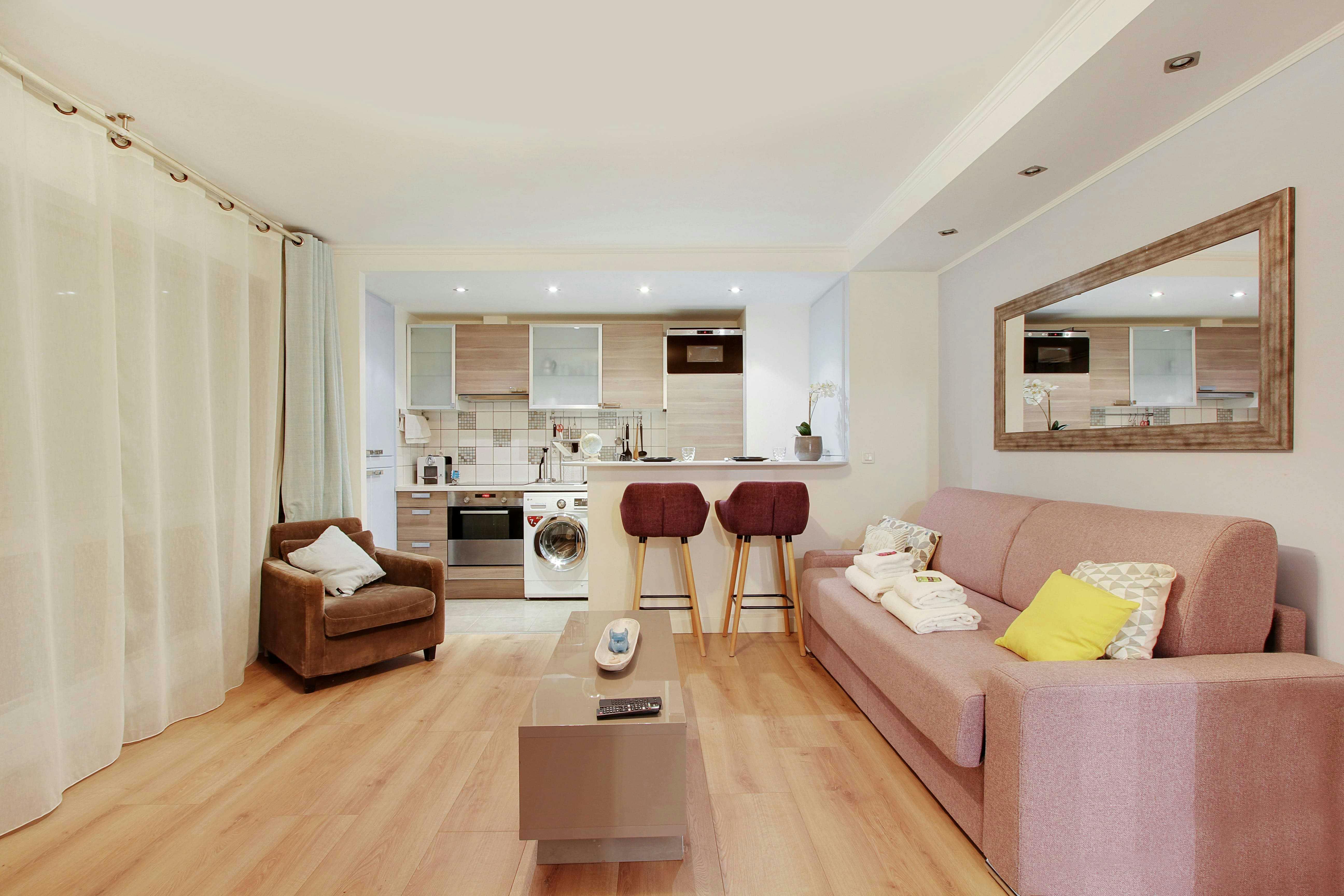 Studio for rent for €1,710 per month in Paris, Rue Curial