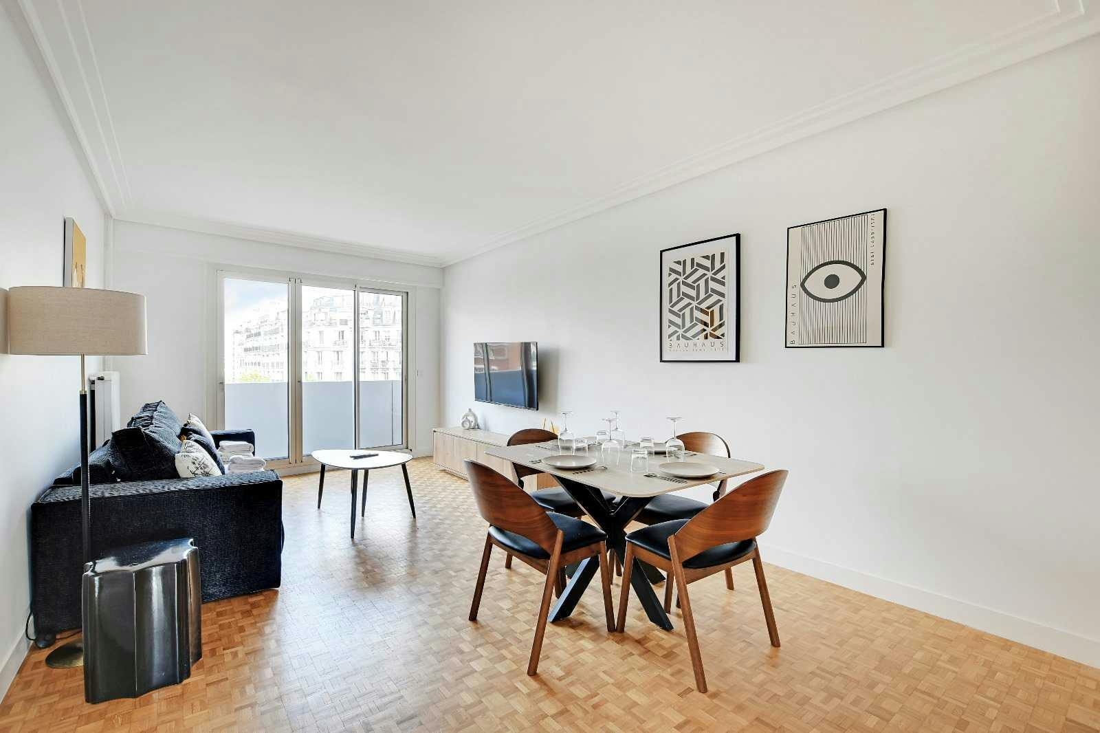 Apartment in Paris, Quartier des Ternes - View 4