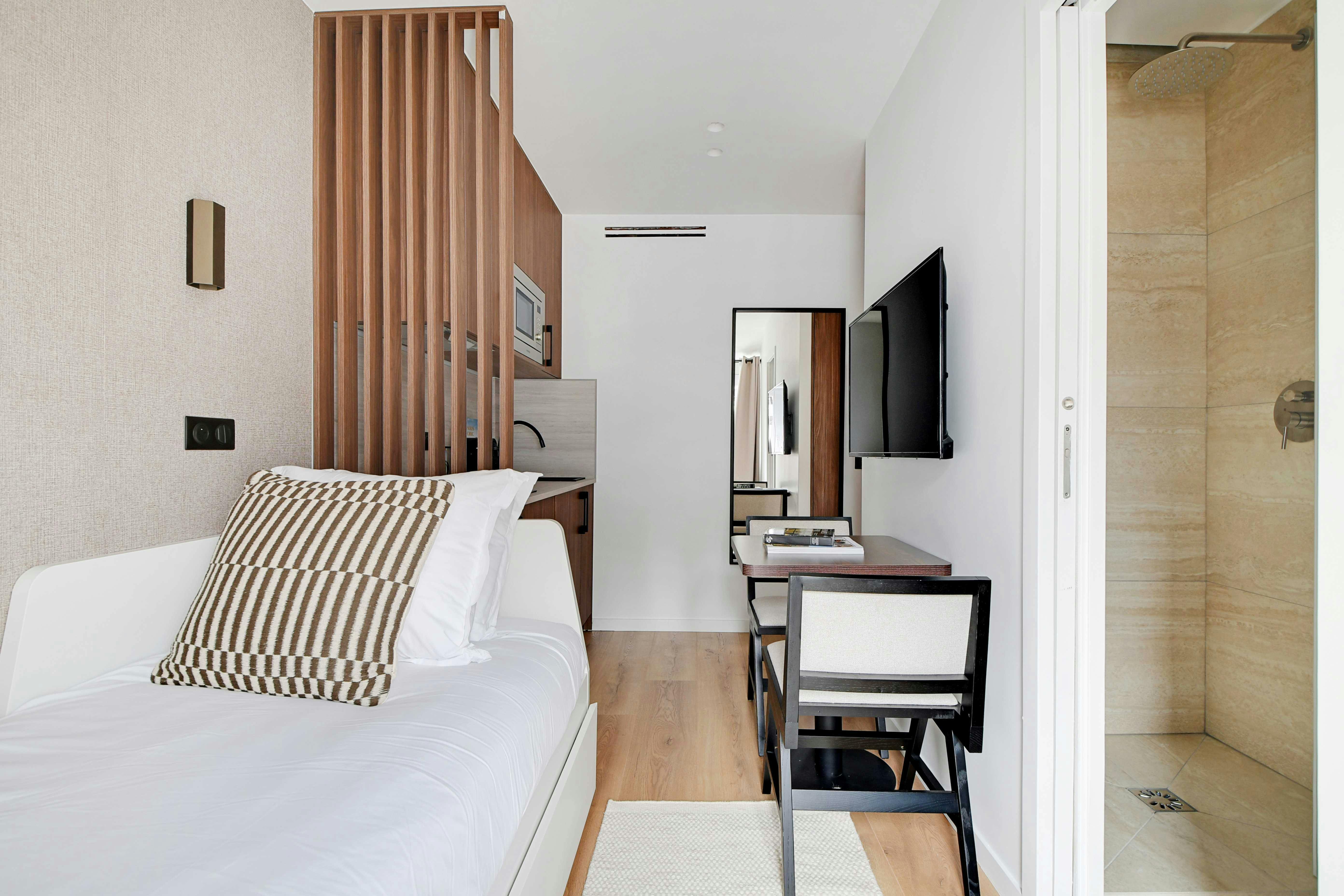 Studio for rent for €1,710 per month in Paris, Avenue du Général Mangin