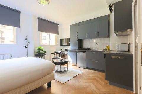 Avenue Montaigne, Paris preview