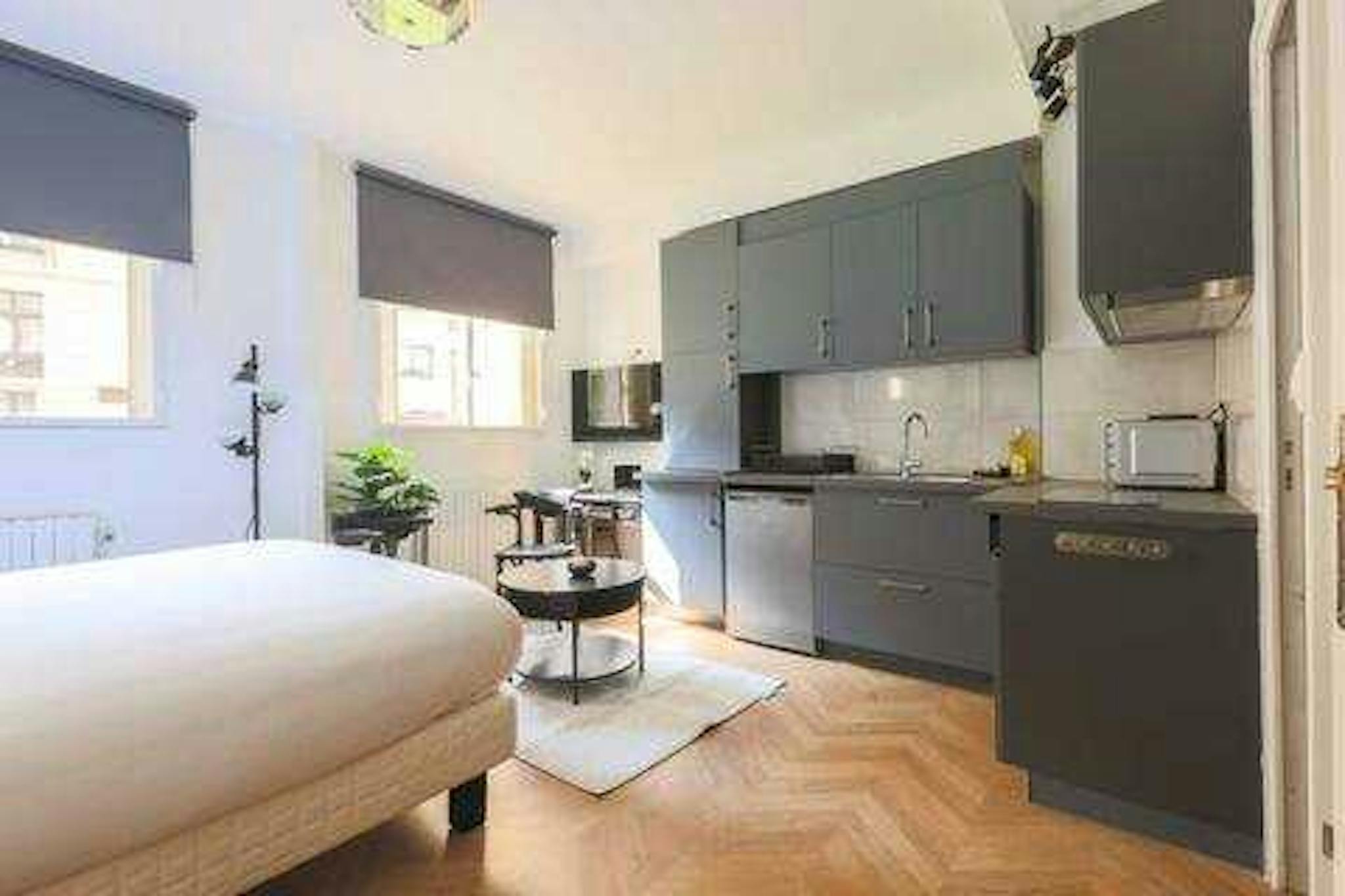 Avenue Montaigne, Paris preview