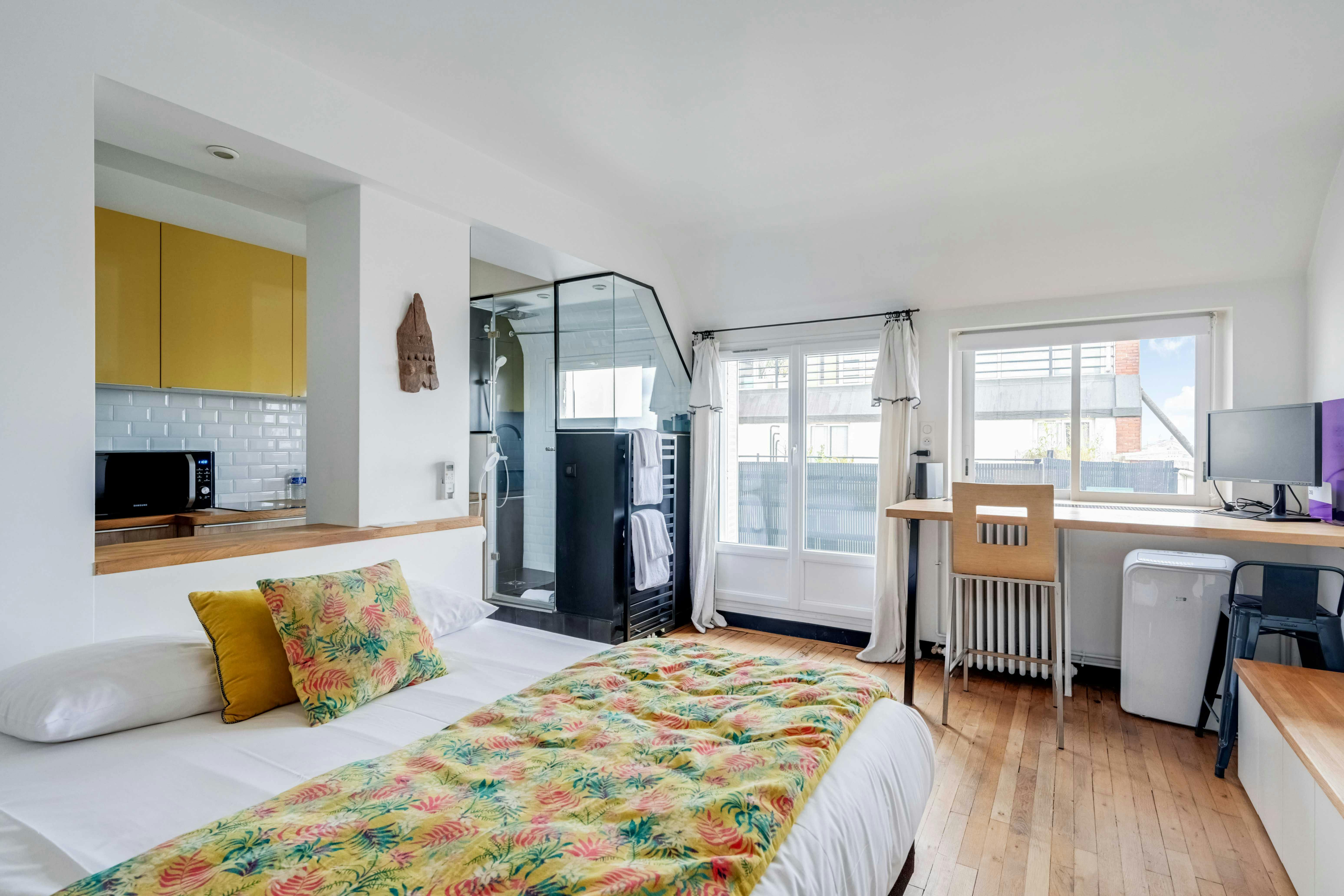 Studio for rent for €2,109 per month in Paris, Rue Mansart