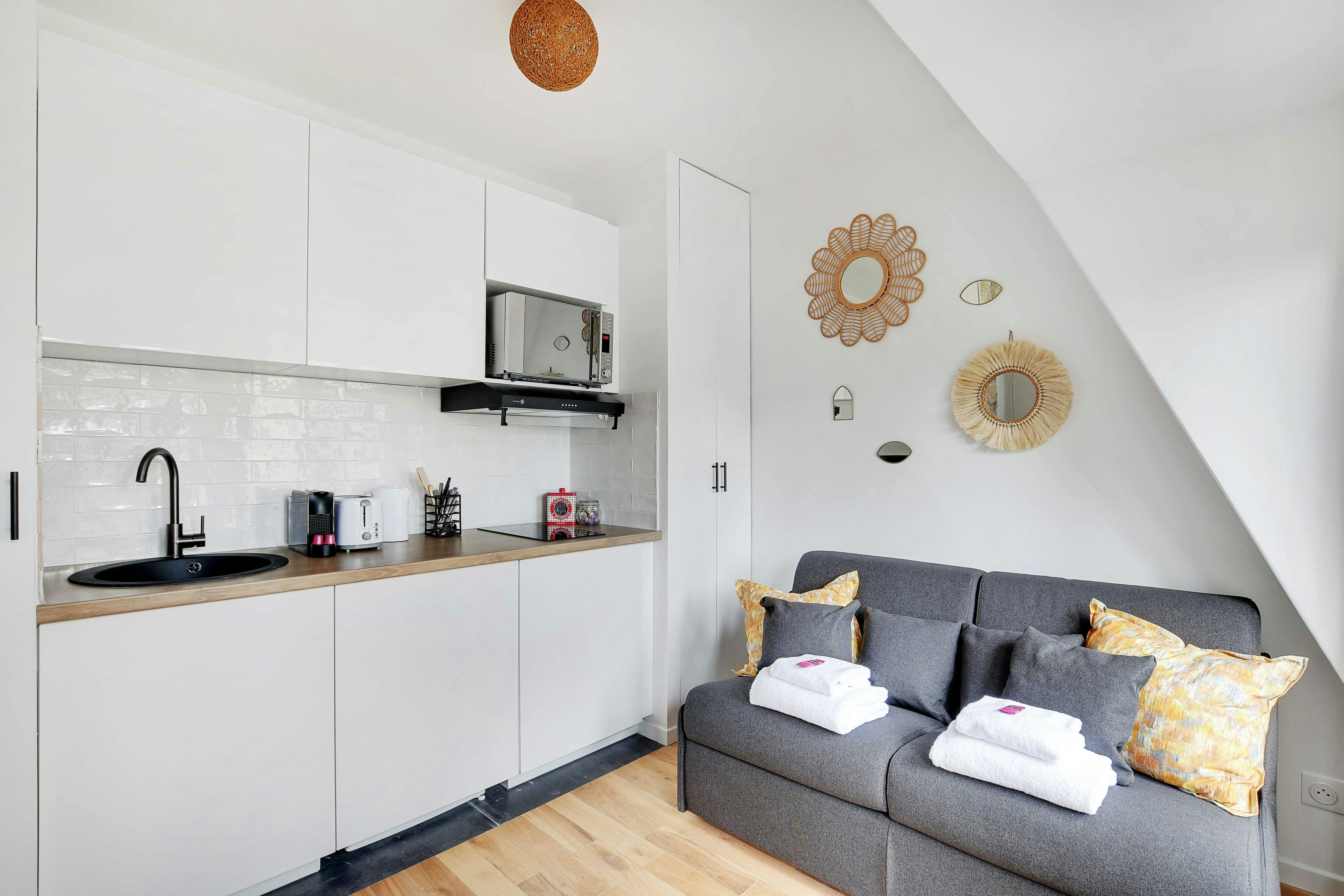 Studio for rent for €1,556 per month in Paris, Square Raynouard