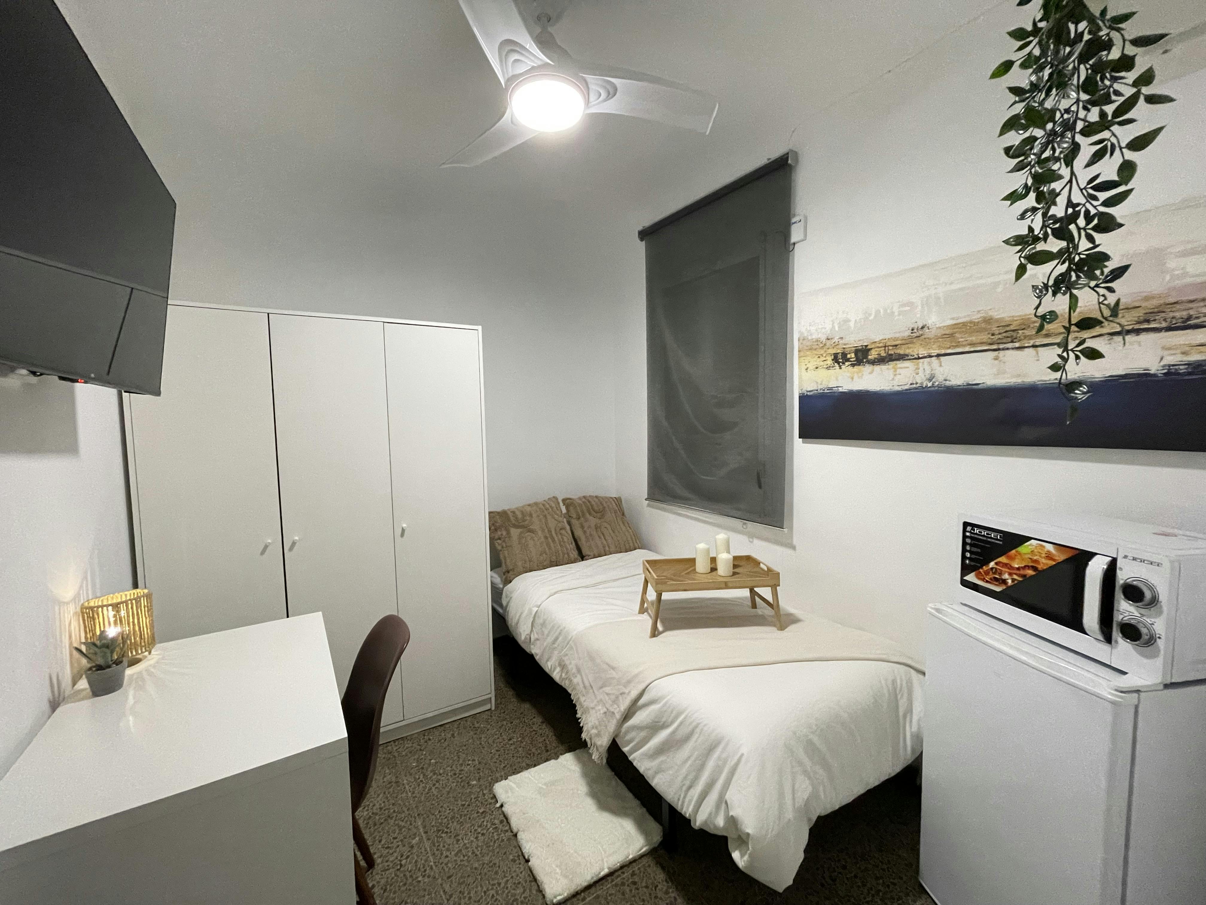 Private room for rent for €600 per month in Barcelona, Rambla de Badal