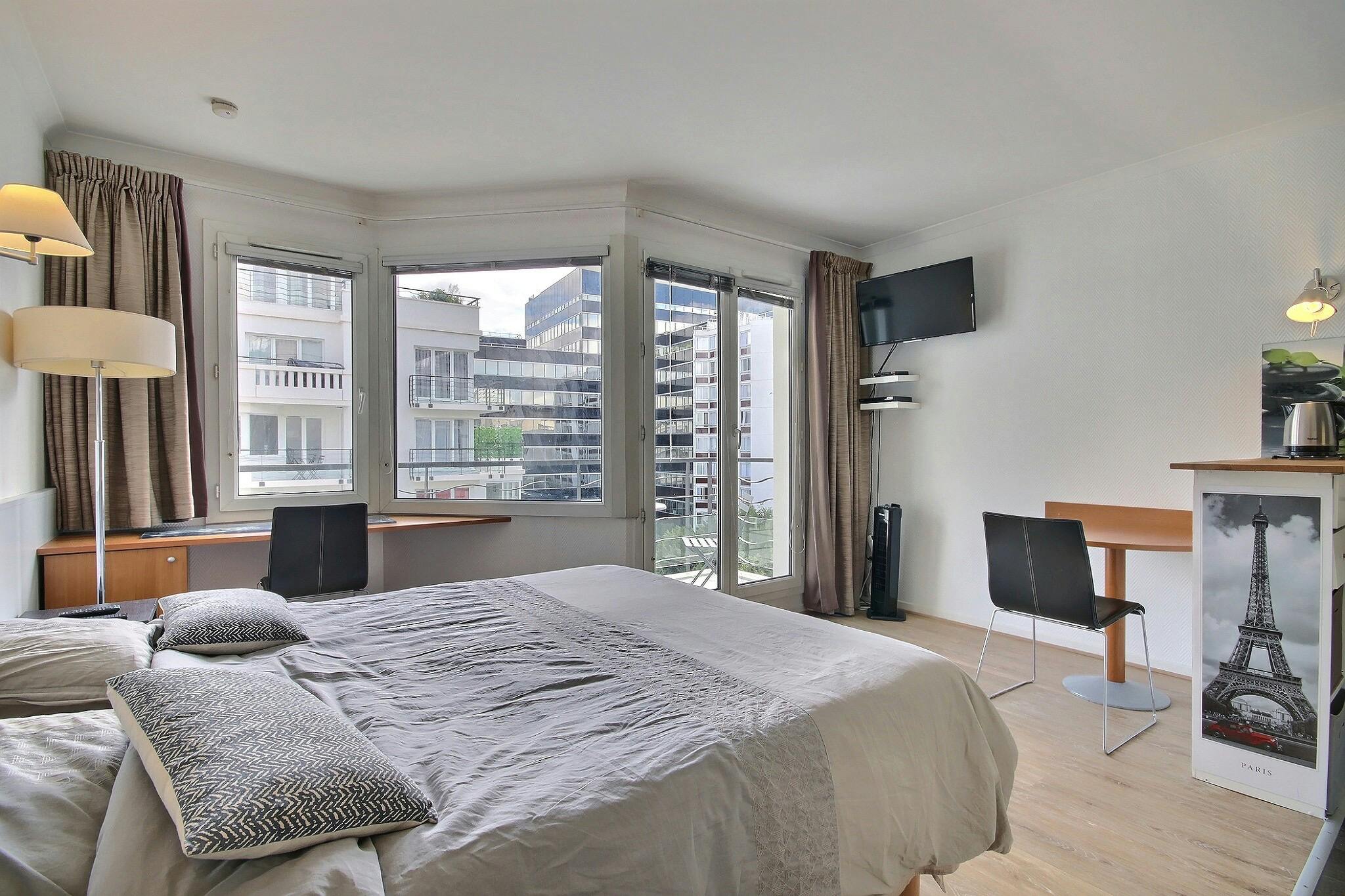 Studio for rent for €1,210 per month in Issy-les-Moulineaux, Rue Eliane Jeannin-Garreau