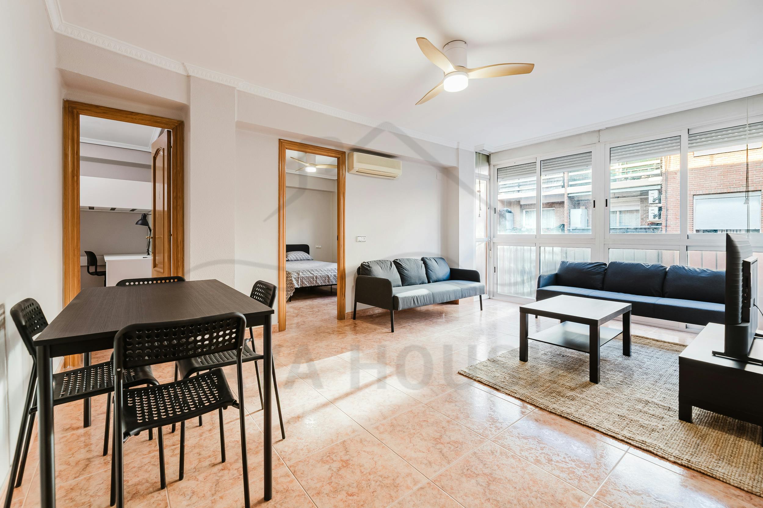 Квартира сдается в аренду за 1 200 € в месяц в Valencia, Carrer de l'Arquitecte Rodríguez