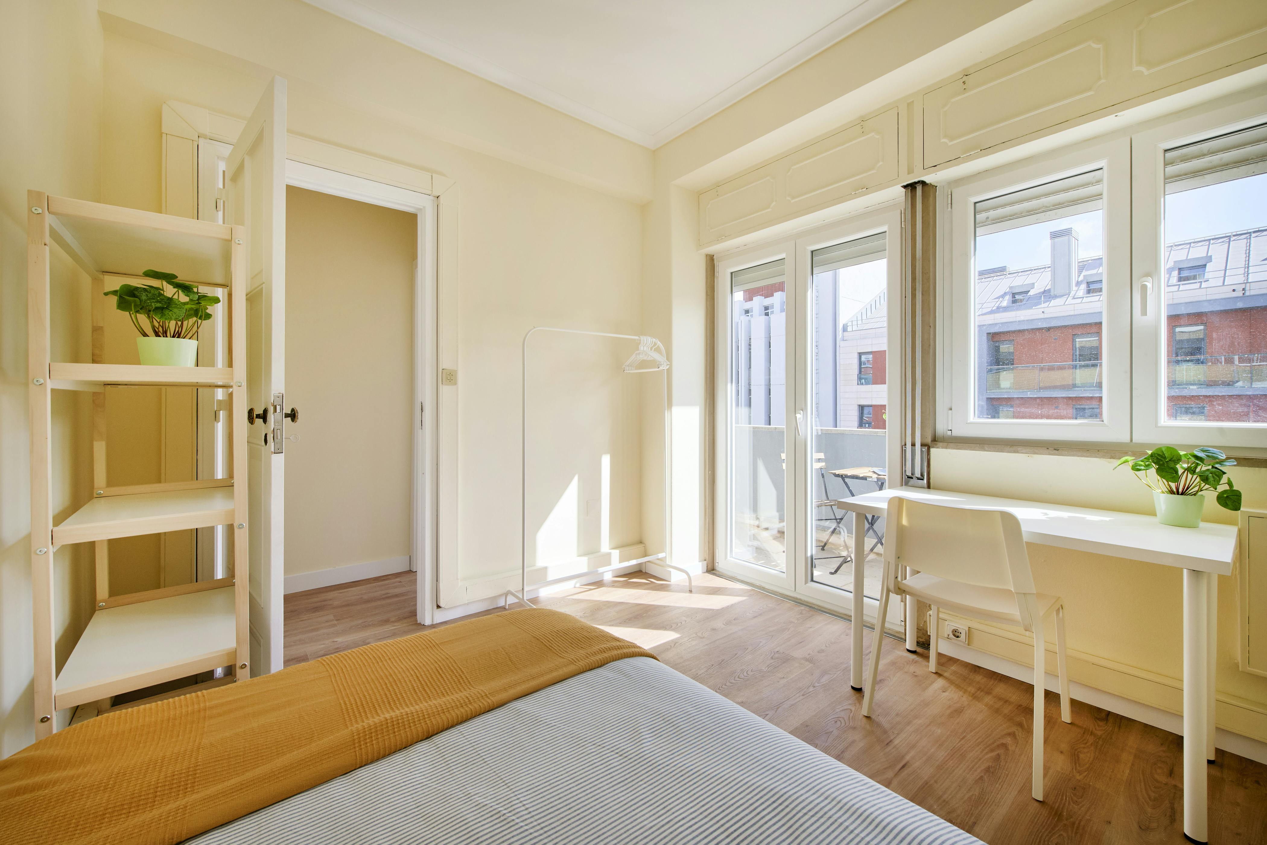 Private room for rent for €635 per month in Lisbon, Avenida Duque de Loulé