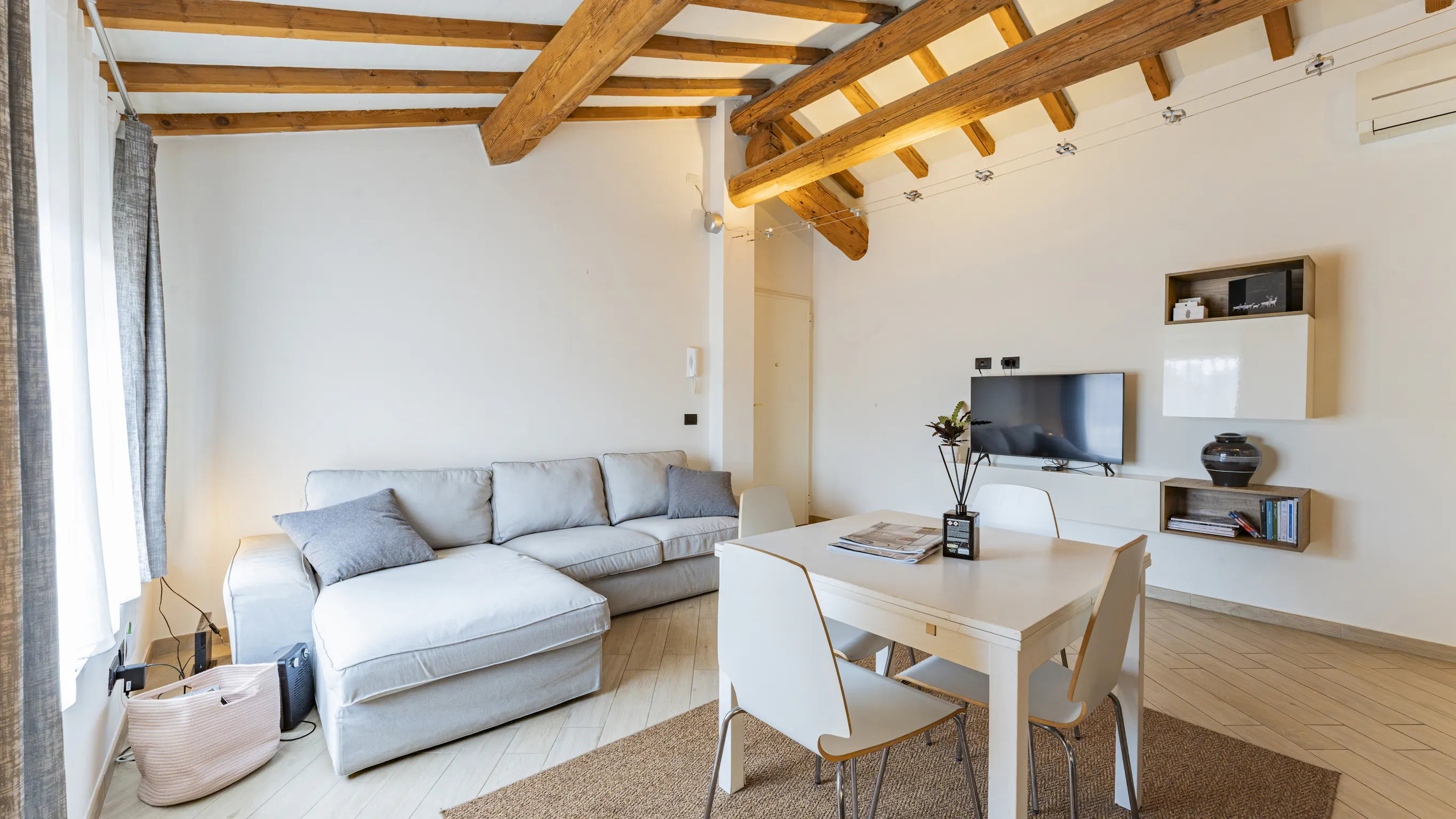 2-Bedroom Apartment in Via Paolo Ferrari, Modena (1686135) ROOM 4