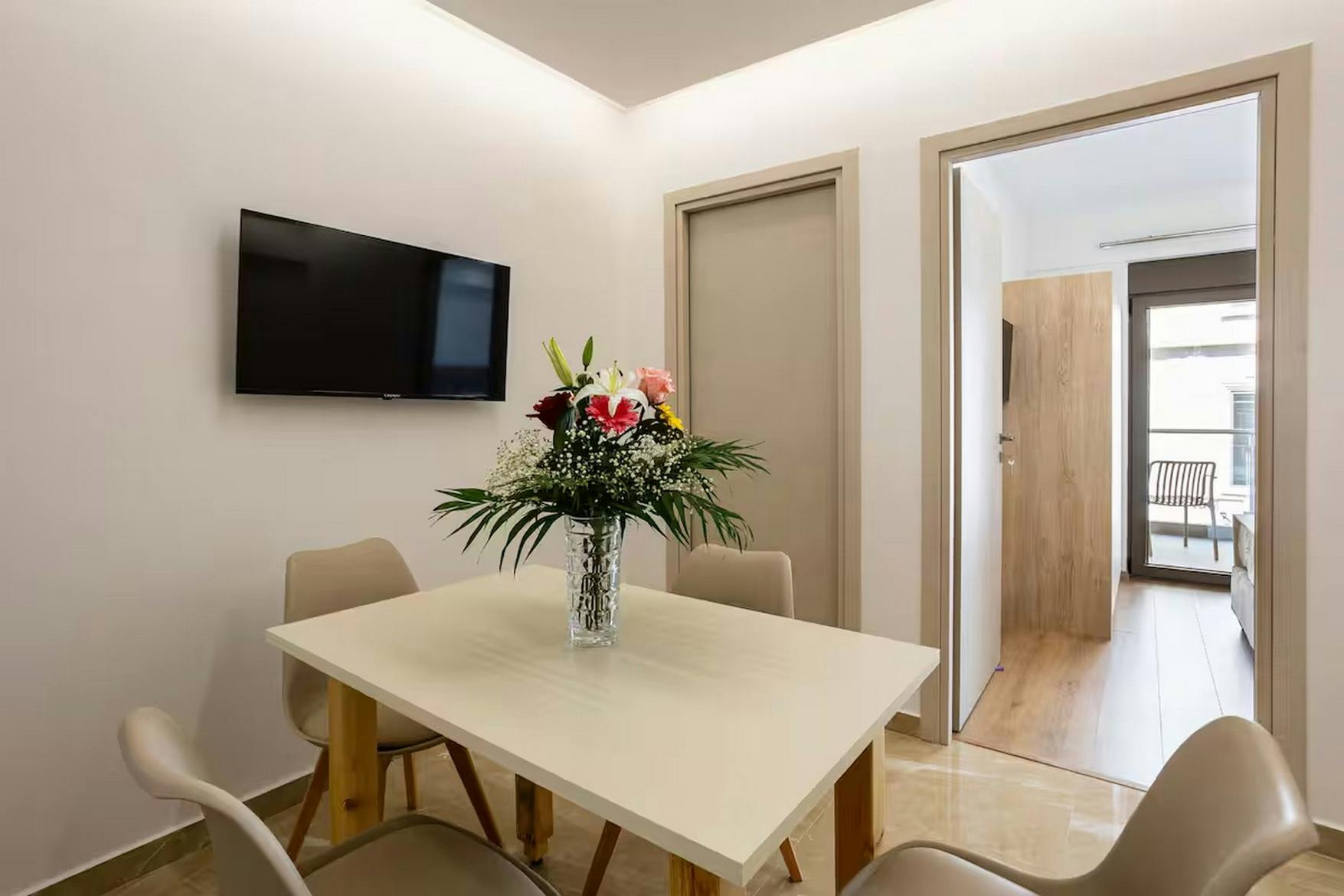 Apartment for rent for €1,300 per month in Kalamata, Trion Navarchon