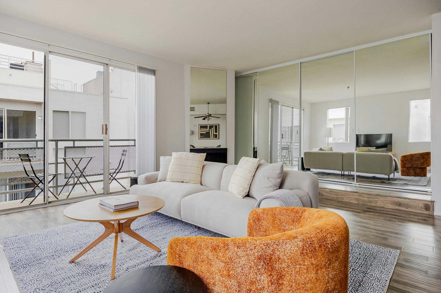 公寓 正在以 $4,324 的月租出租，其位于 Los Angeles, North Fuller Avenue