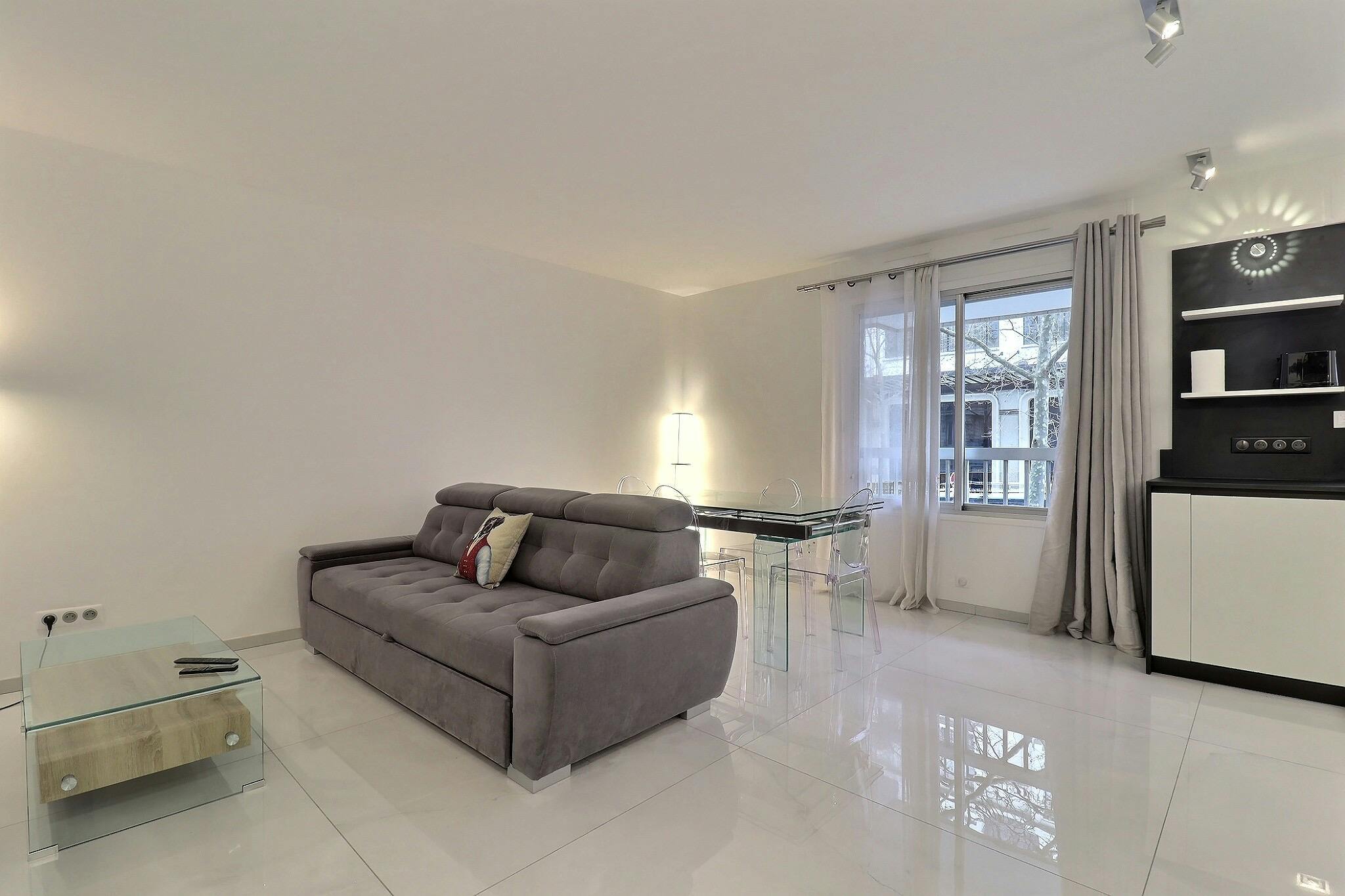 Avenue Niel, Paris preview