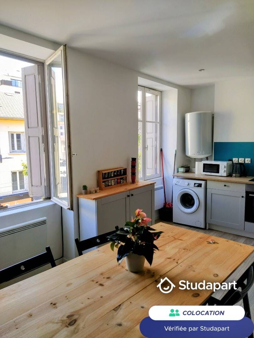 Private room for rent on Rue Charles de Gaulle, Saint-Étienne - View 3