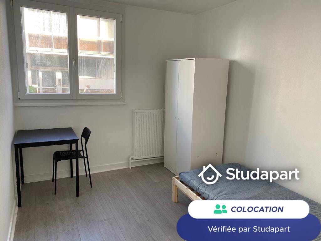 Private room for rent for €590 per month in Créteil, Rue Pierre et Marie Curie