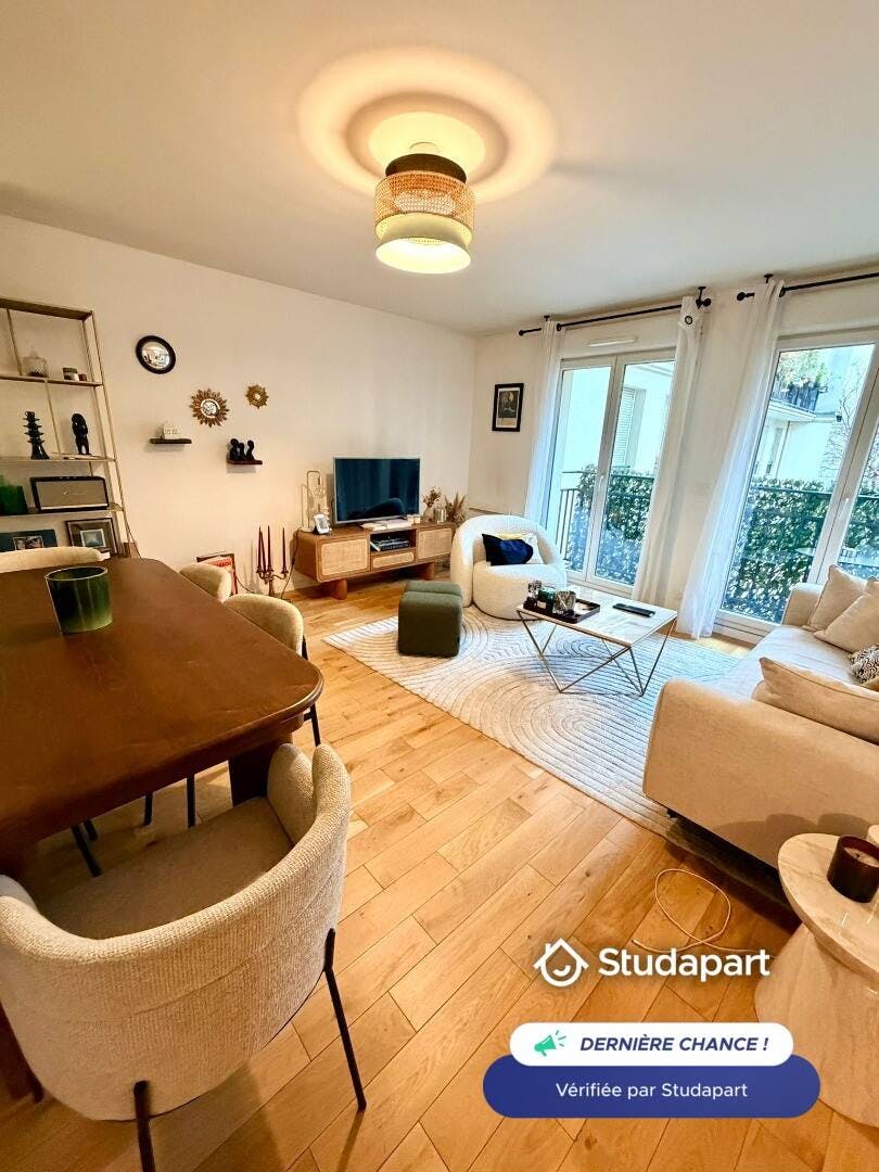 Apartment for rent for €3,130 per month in Paris, Rue Christiani