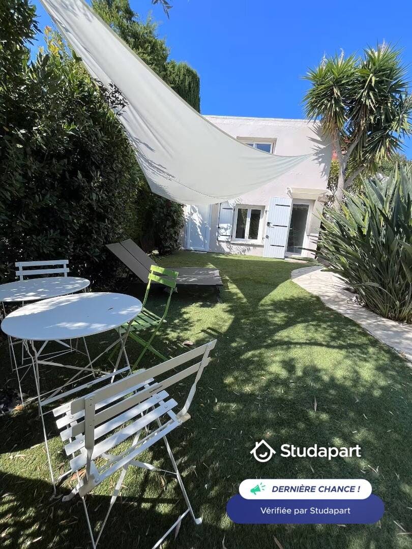 House for rent for €999 per month in Antibes, Avenue du Mont Saint-Jean