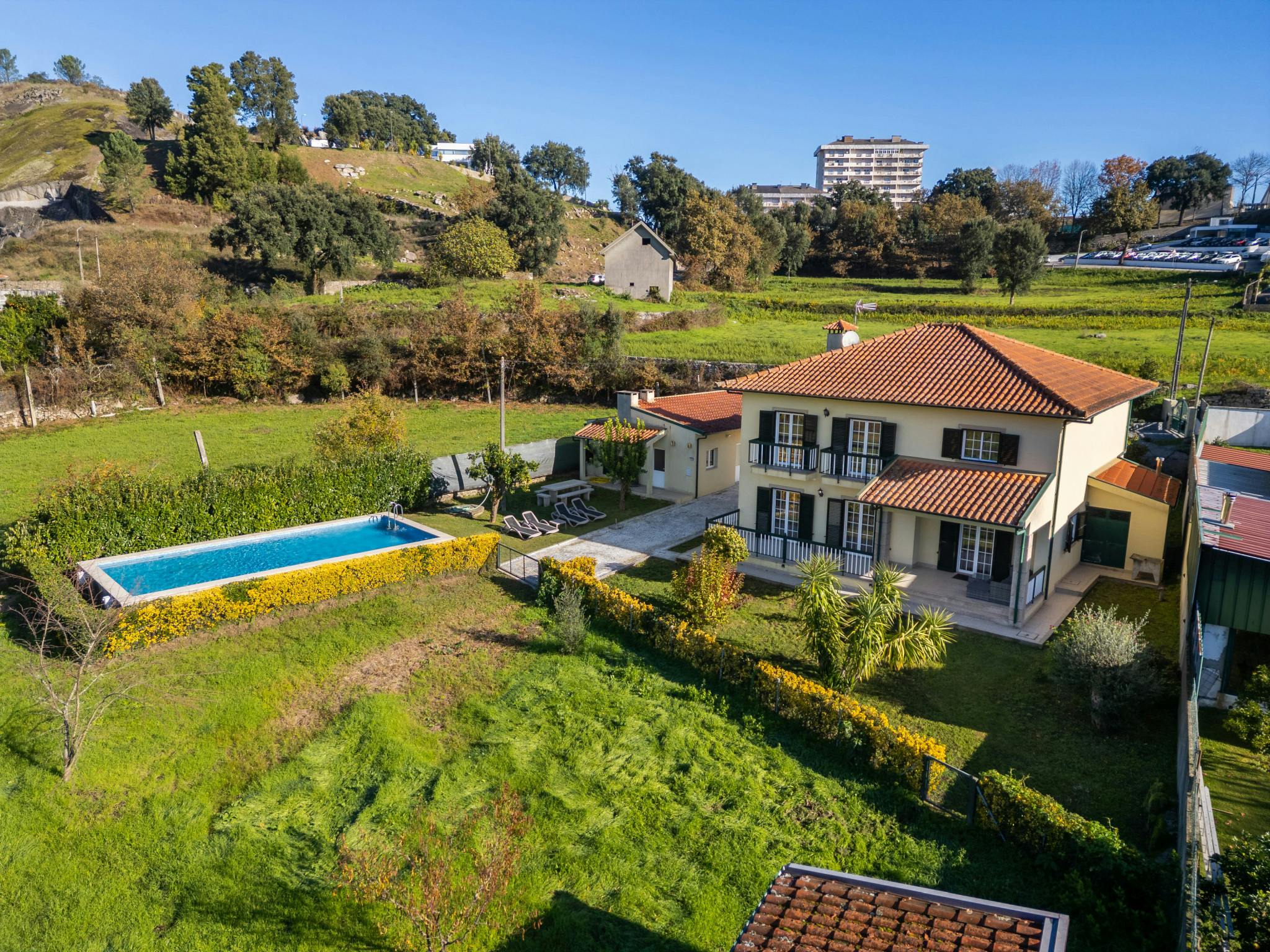 房源 正在以 €9,999 的月租出租，其位于 Lanhoso, Rua Fonte de Rei