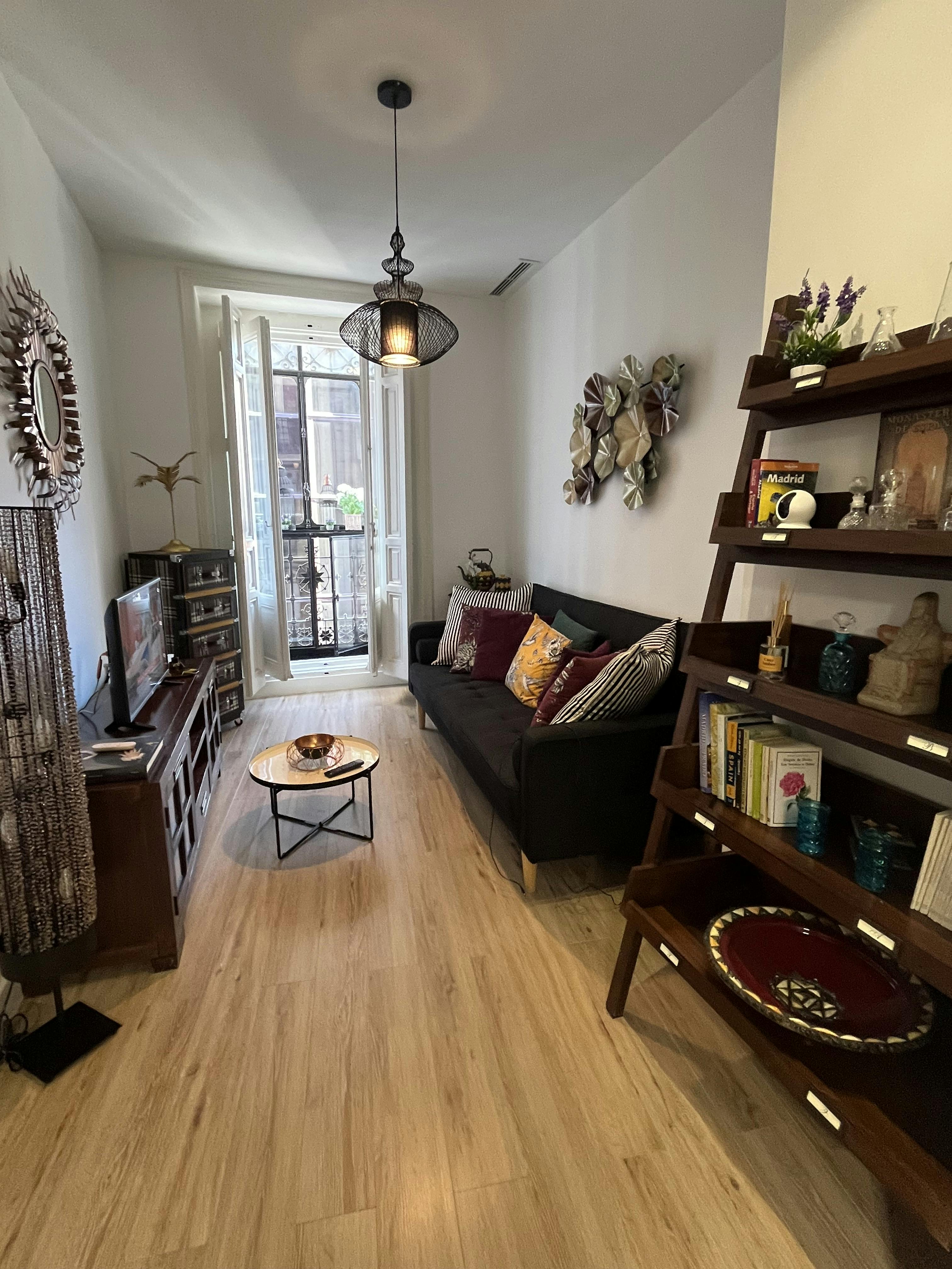 Apartment for rent for €2,500 per month in Madrid, Calle del Caballero de Gracia