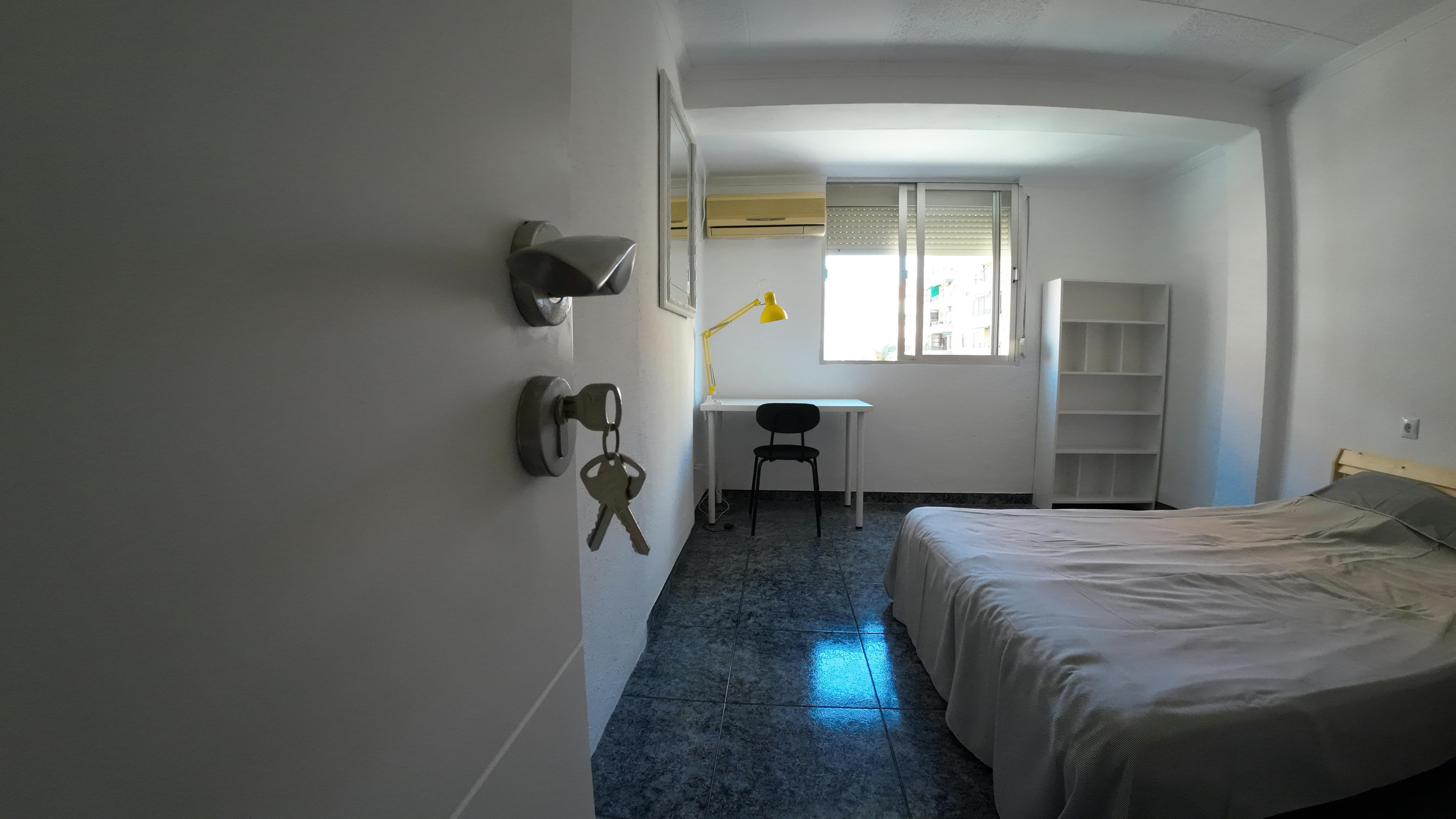Private room for rent for €420 per month in Valencia, Avinguda de la Malva-Rosa