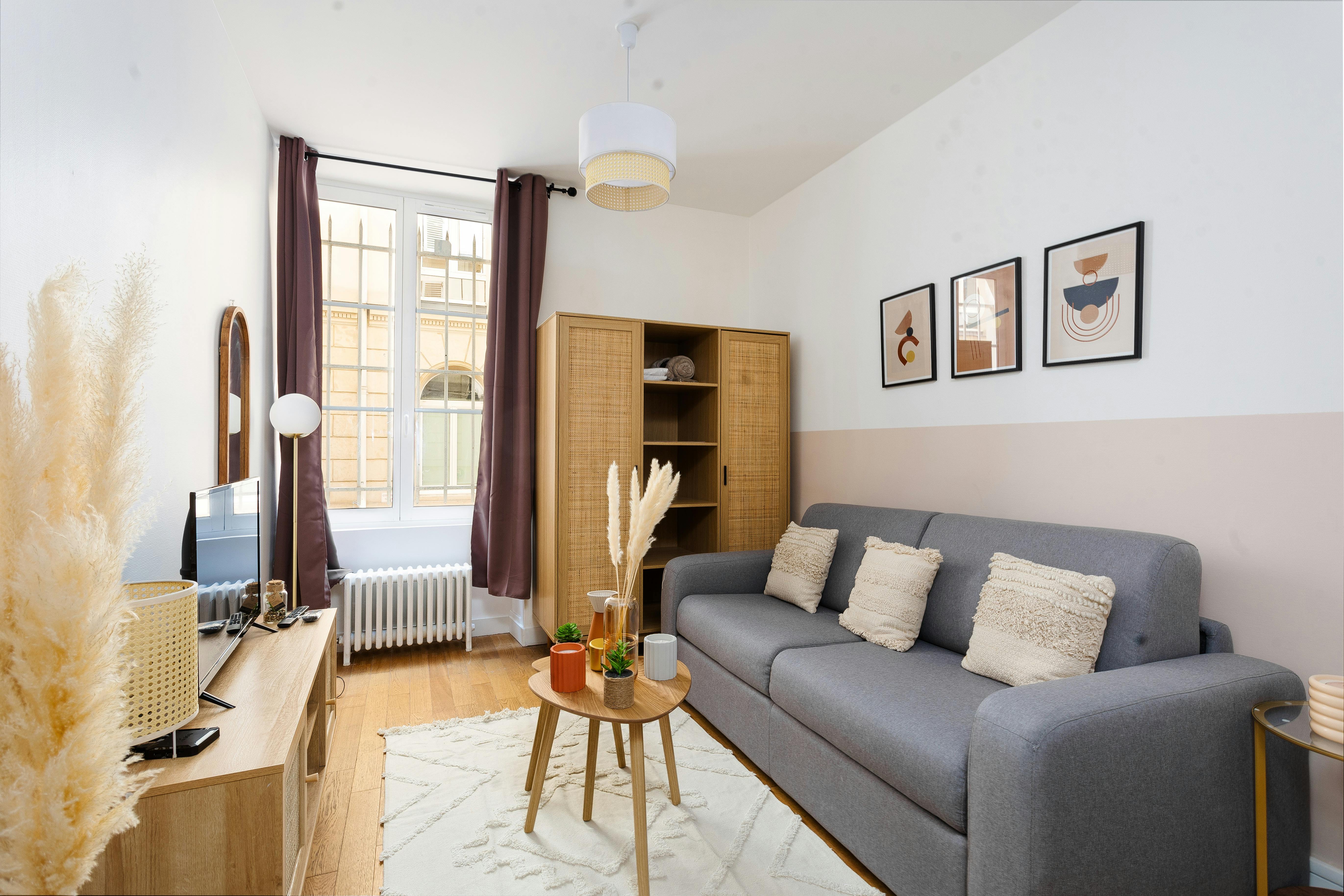 Studio for rent for €1,800 per month in Paris, Rue de Londres