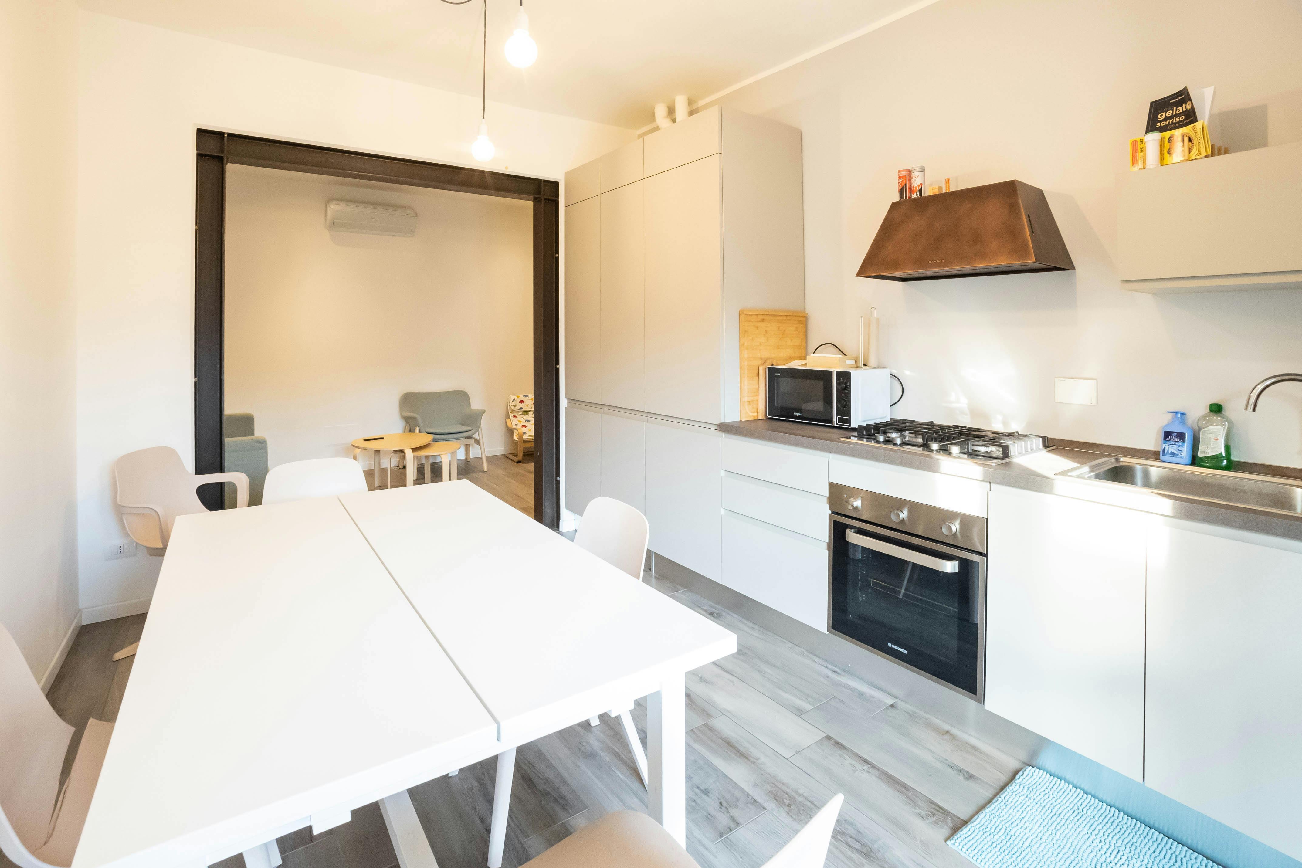 Apartment for rent for €2,400 per month in Bologna, Via Alessandro Tiarini