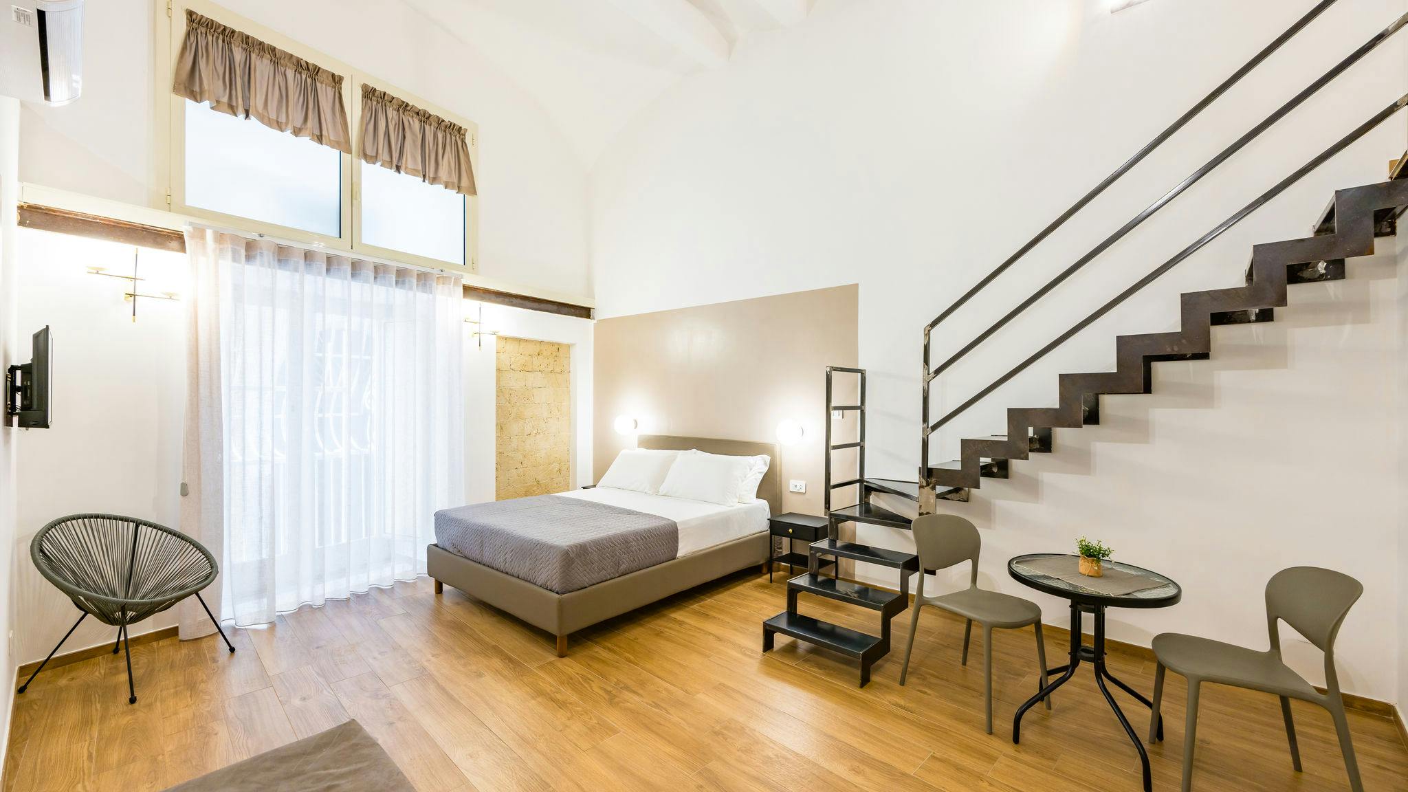 Apartment for rent for €1 per month in Naples, Via Santa Teresa degli Scalzi