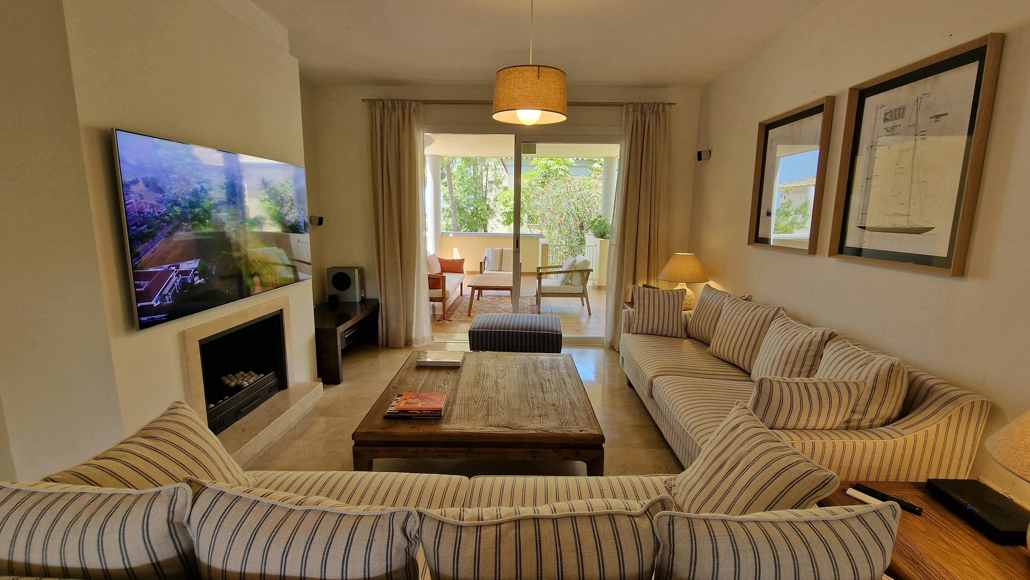 Apartment for rent for €2,000 per month in Marbella, Calle Enebro