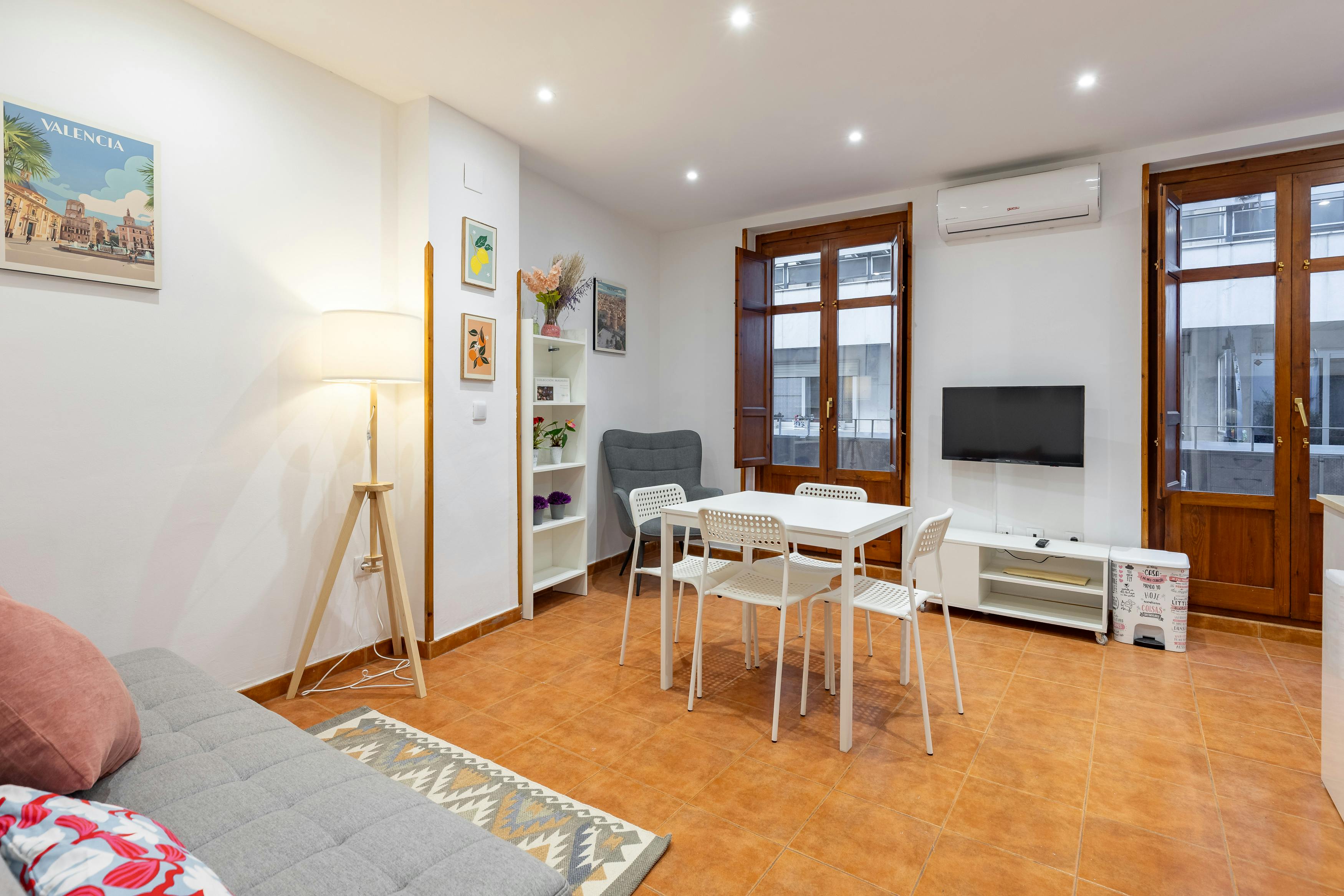 Apartment for rent for €2,000 per month in Valencia, Calle Asilo de la Infancia