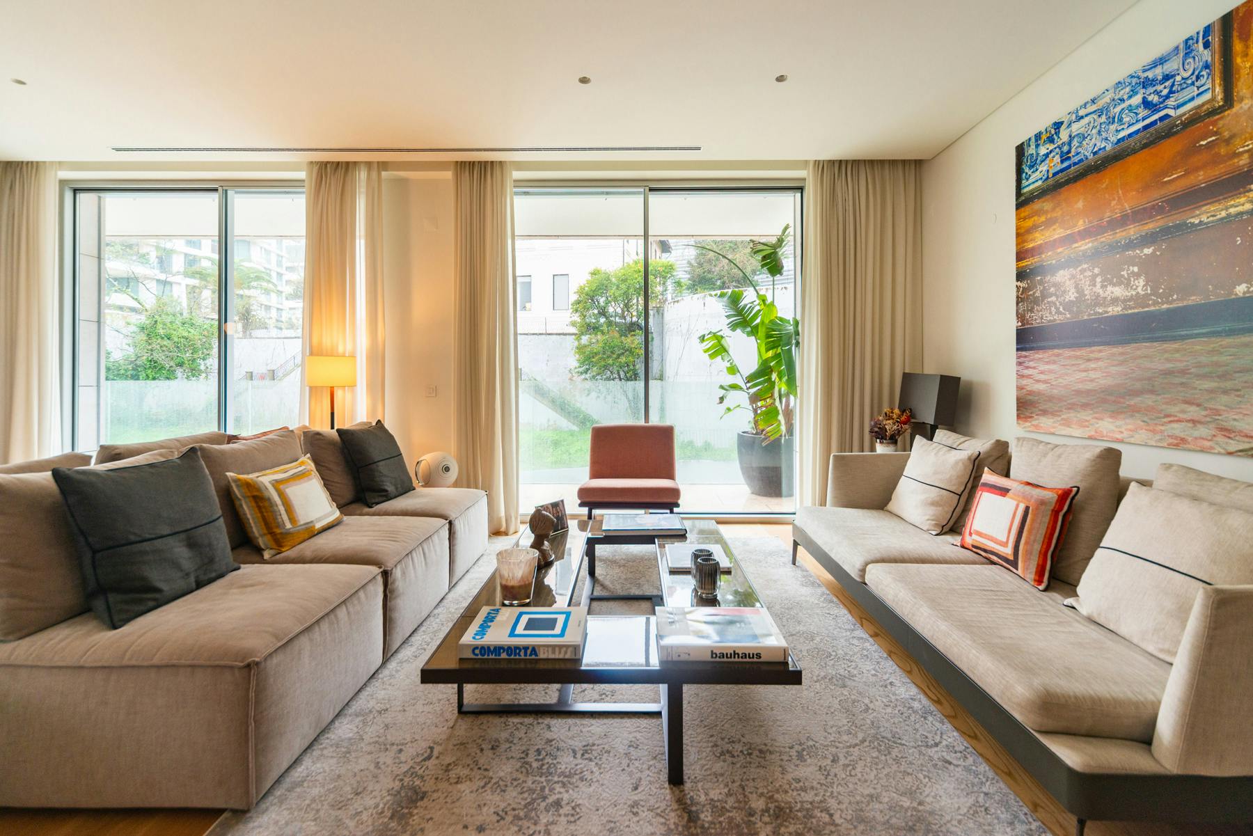 Apartment for rent for €3,600 per month in Lisbon, Rua Seara Nova