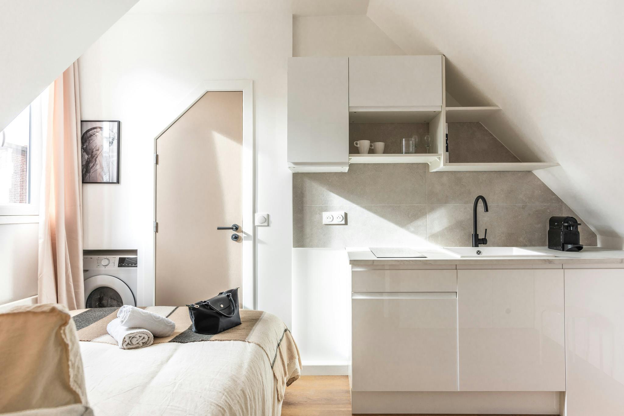 Studio for rent for €1,400 per month in Paris, Avenue Victor Hugo