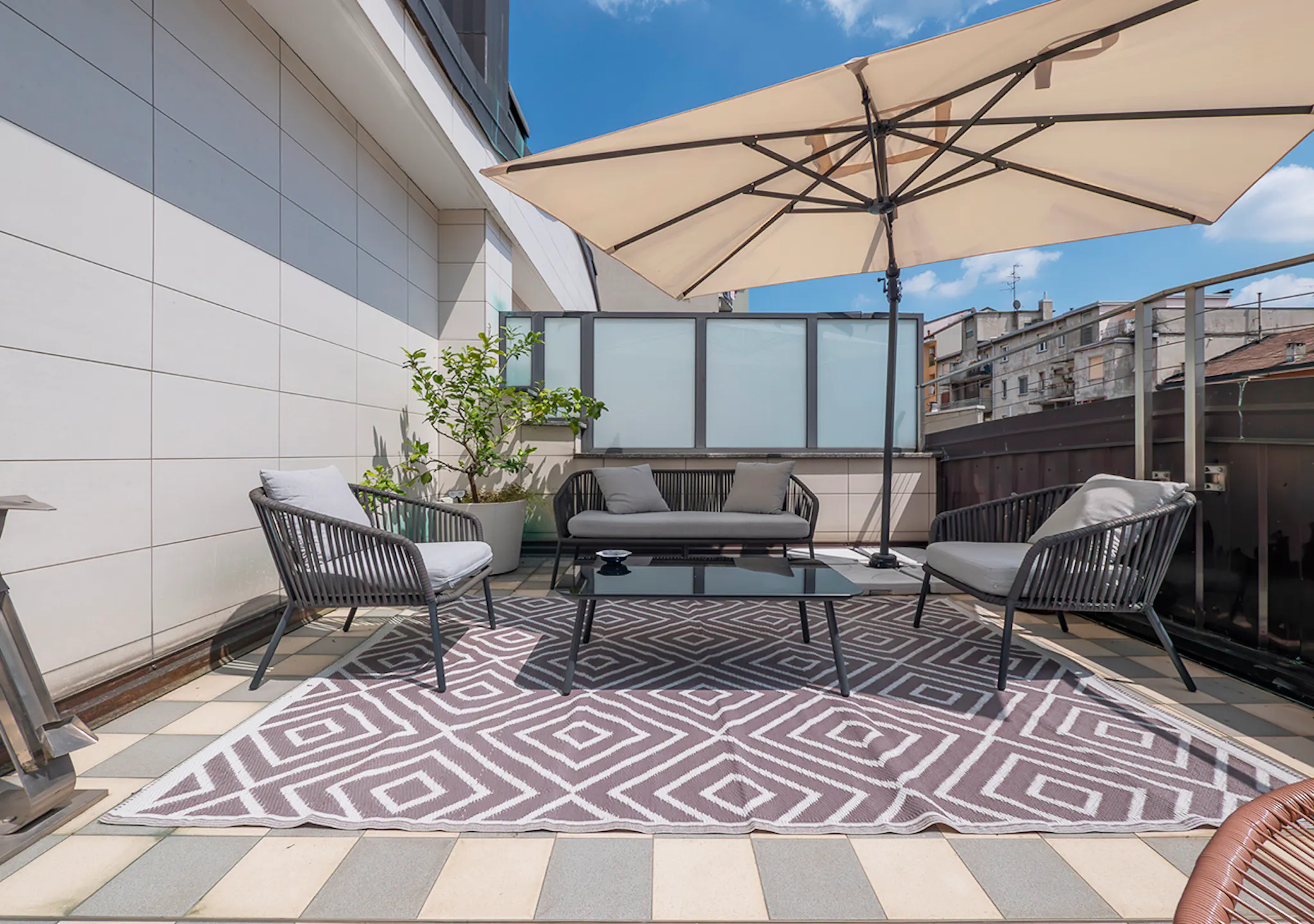 Via Cenisio, Milan preview