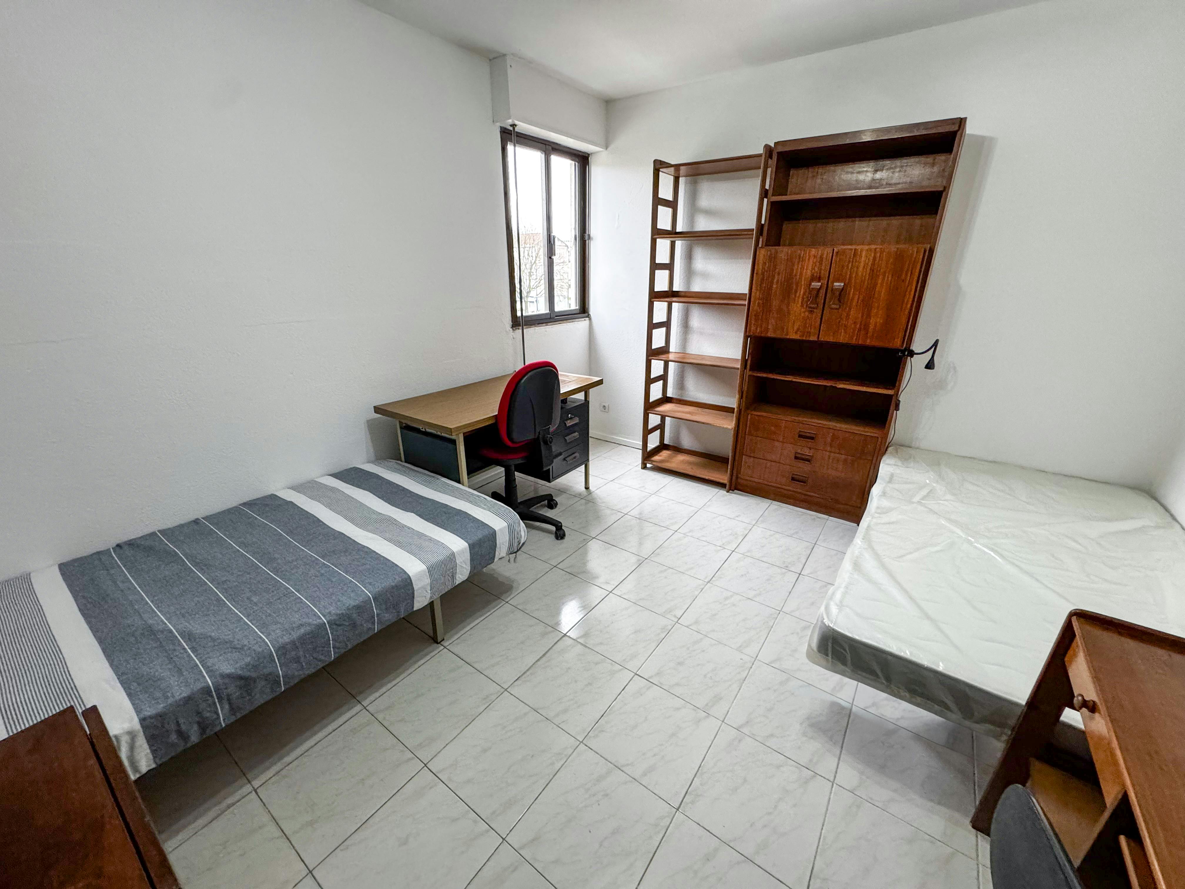 Quarto compartilhado para alugar por € 300 por mês em Porto, Rua Dom Jerónimo de Azevedo