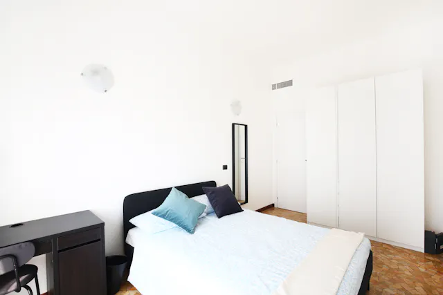 Private room in Viale Vittorio Veneto, Milan (1689390) room image 2