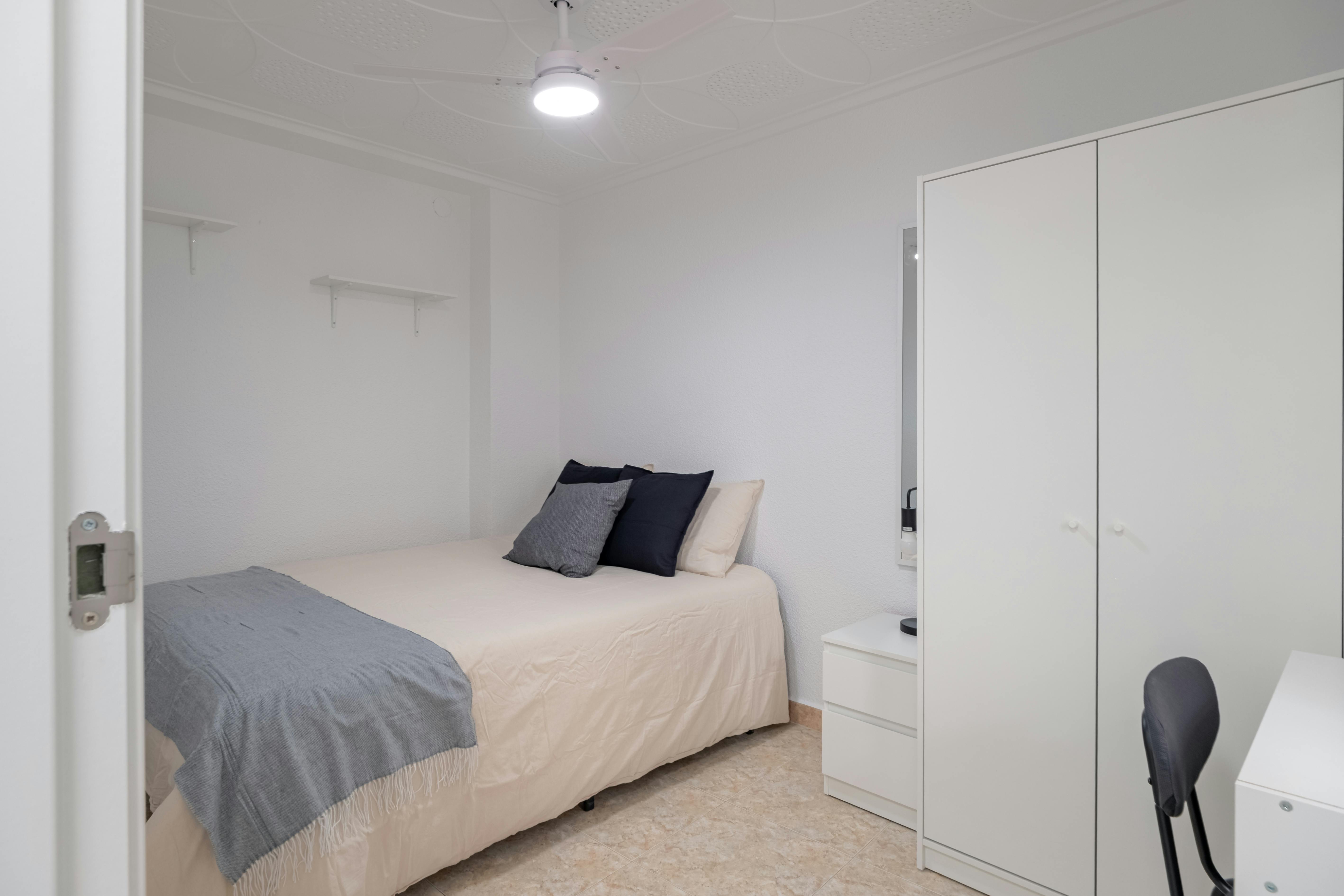 Chambre privée à louer pour 300 €/mois à Alicante, Carrer Doctor Buades