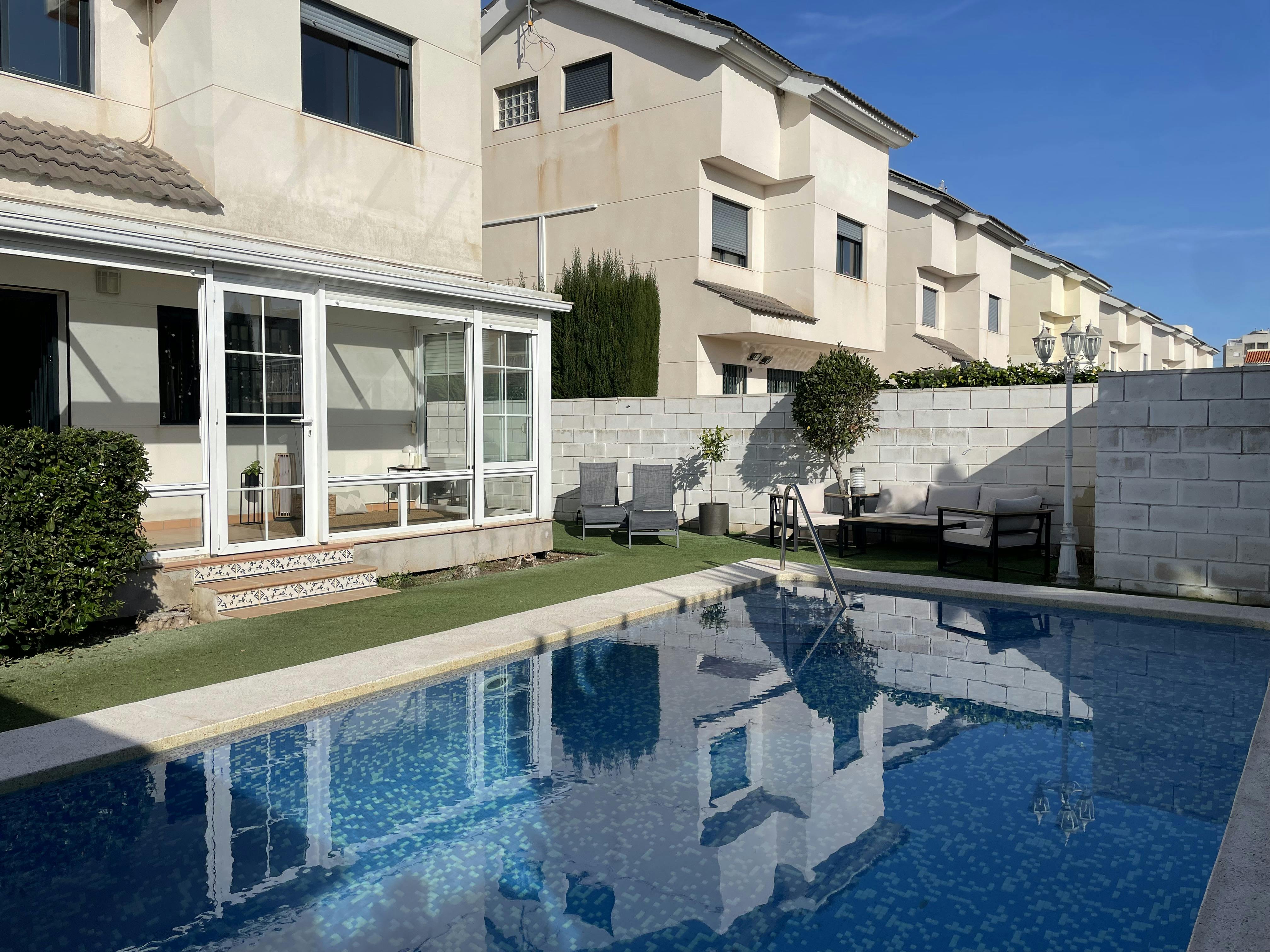 House for rent for €3,000 per month in Daimús, Carrer la Sénia