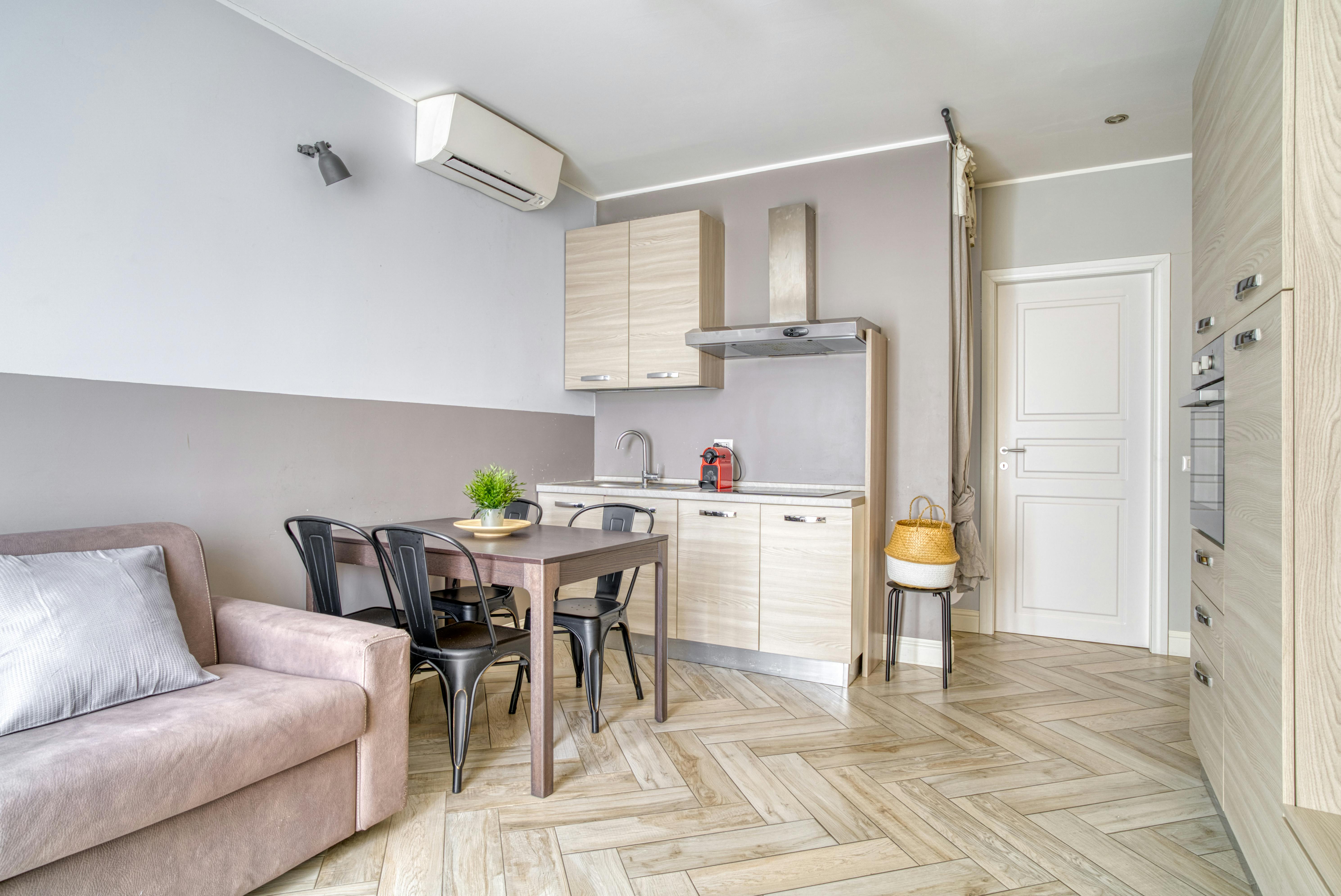 Apartment for rent for €2,000 per month in Milan, Via Soperga