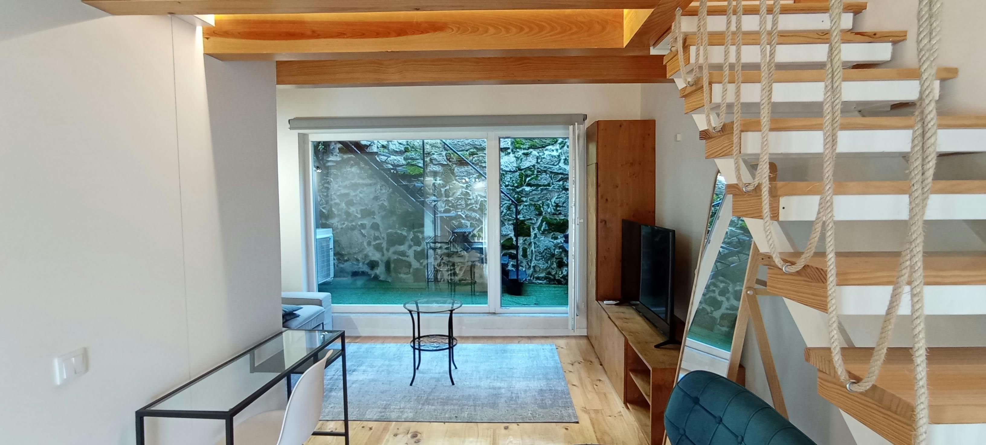 Studio for rent for €1,000 per month in Porto, Rua do Monte Cativo