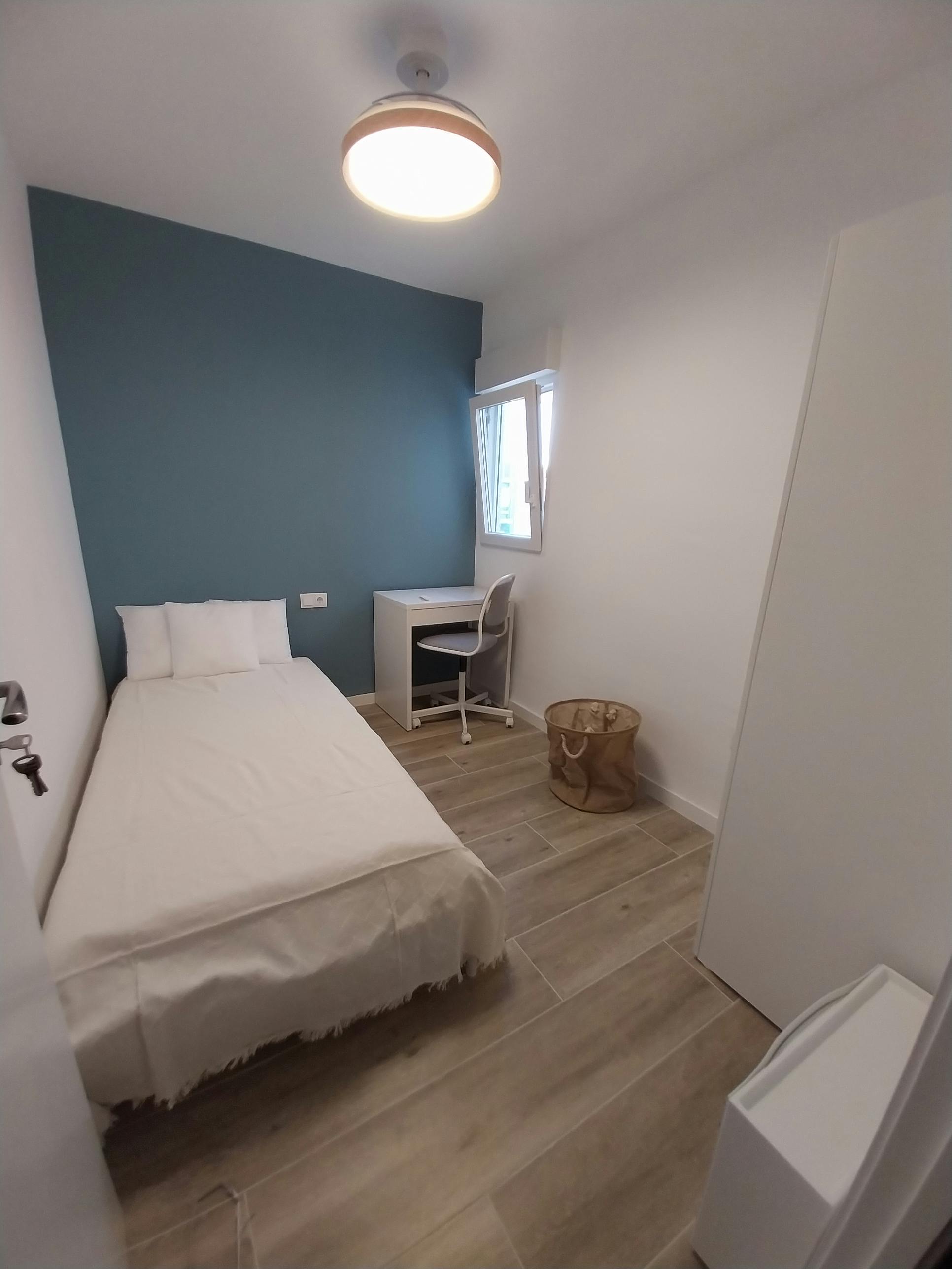 Private room for rent for €360 per month in Valencia, Carrer d'Escalante