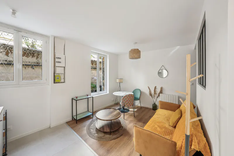 1-Bedroom Apartment in Rue Poyenne, Bordeaux ROOM 1