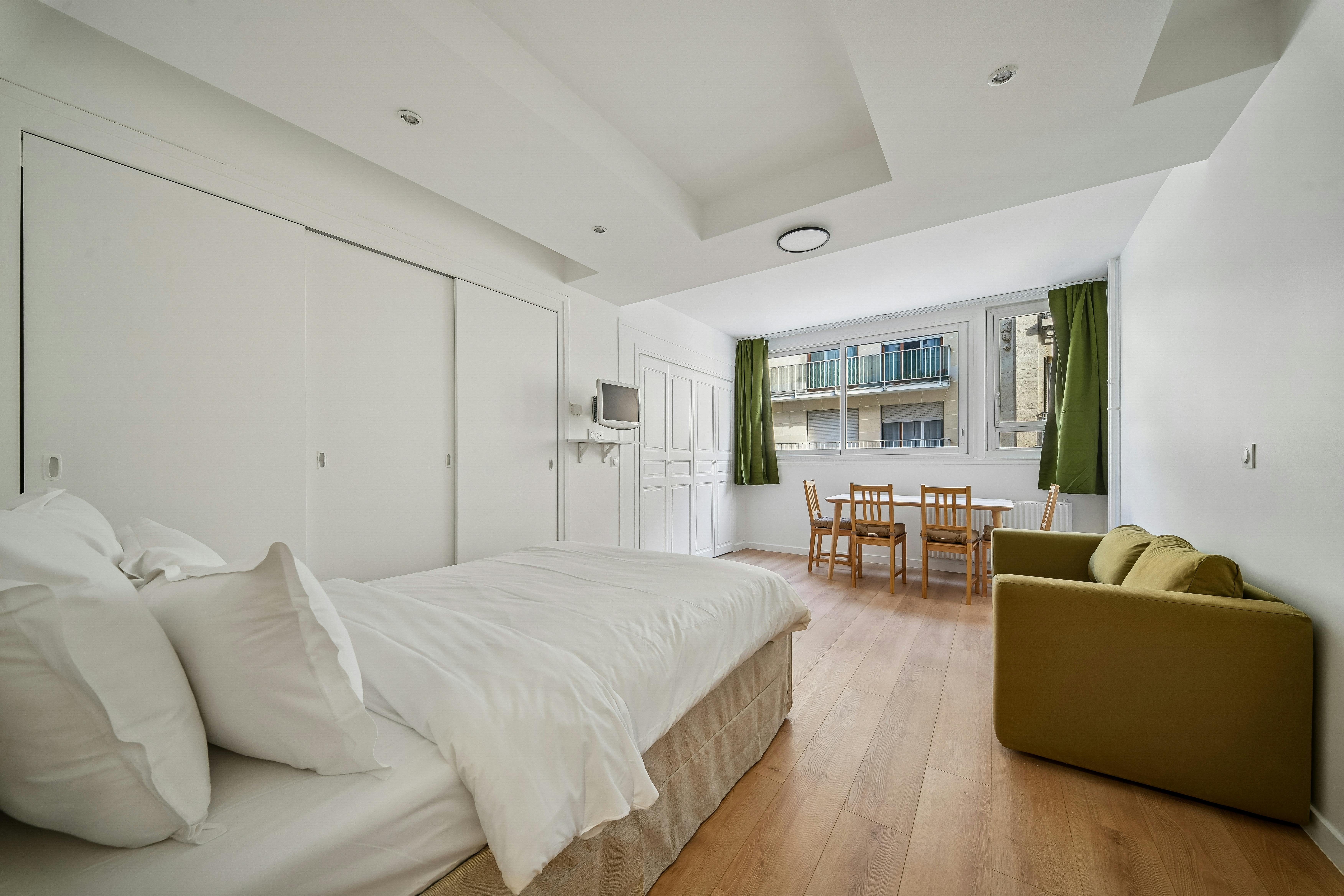 Studio for rent for €1,500 per month in Paris, Rue d'Ouessant