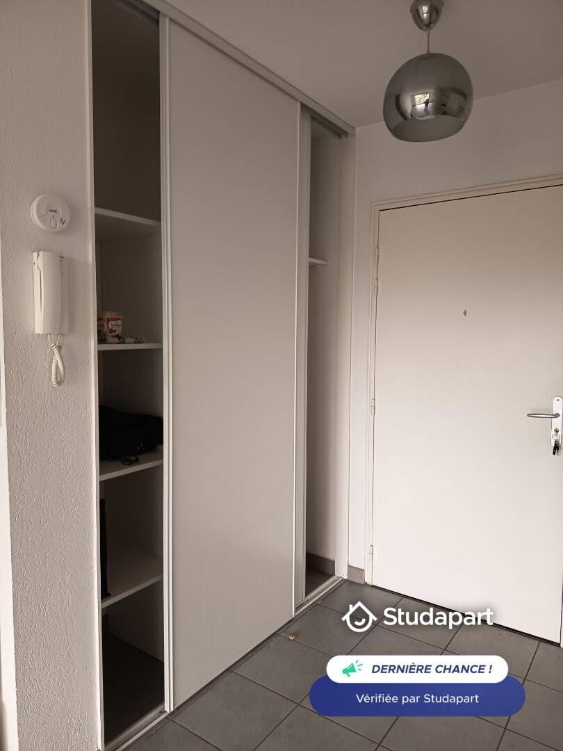 Apartment for rent for €817 per month in Talence, Avenue Roul